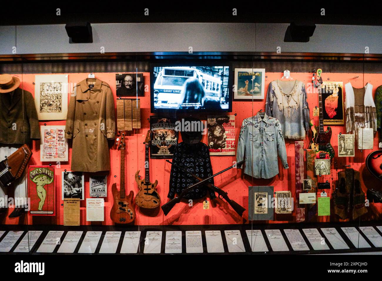 In der Rock and Roll Hall of Fame, einem berühmten Museum in Cleveland, Ohio, werden Musikstars ausgestellt. Hier werden Kleider und Gitarren von Künstlern ausgestellt Stockfoto