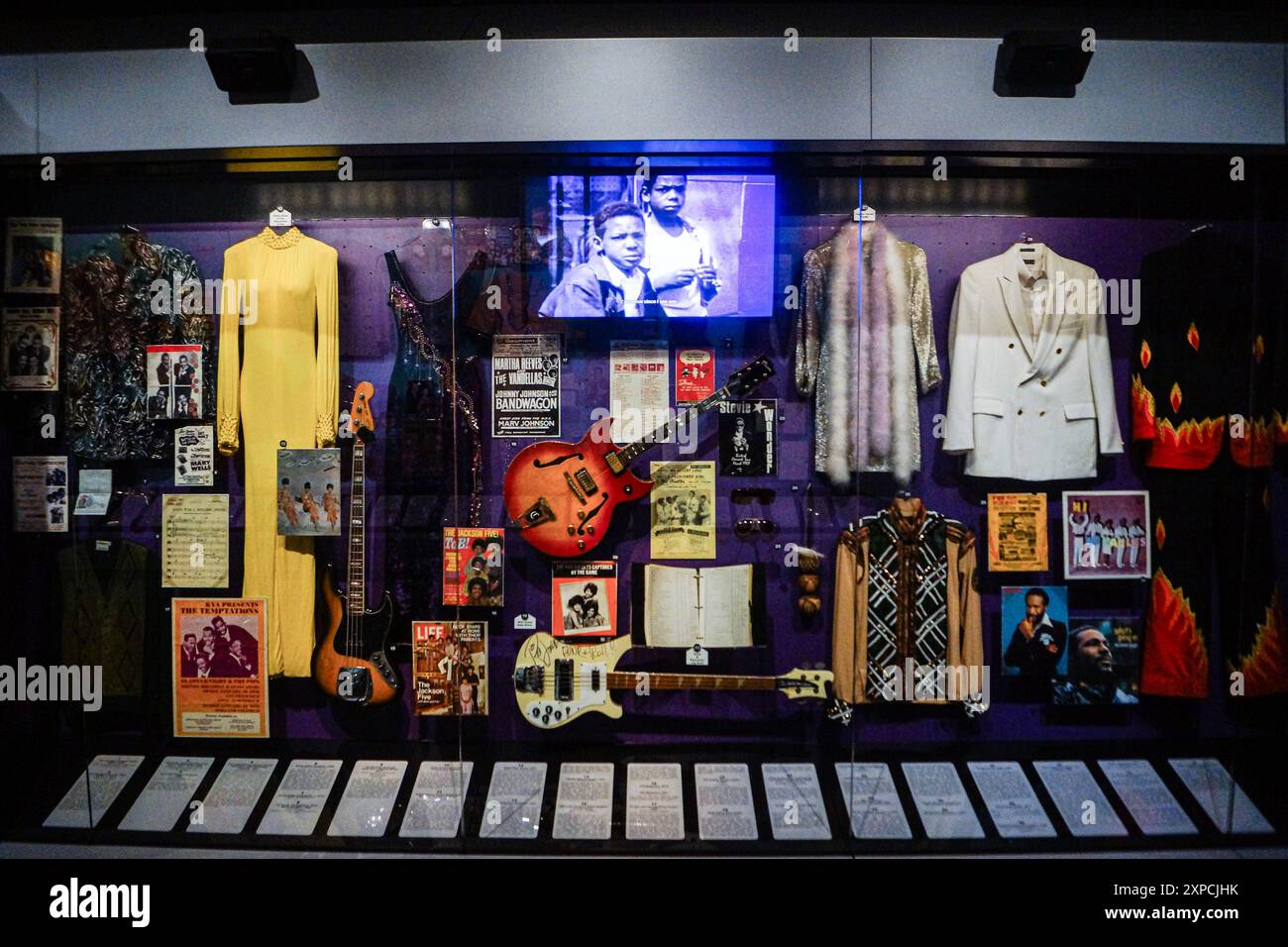 In der Rock and Roll Hall of Fame, einem berühmten Museum in Cleveland, Ohio, werden Musikstars ausgestellt. Hier werden Kleider und Gitarren von Künstlern ausgestellt Stockfoto