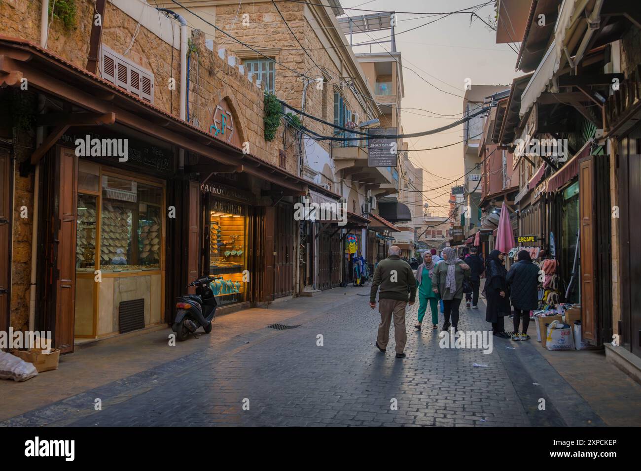 Die Leute laufen auf der Marktstraße in Sour (Tyrus) im Libanon, der wunderschönen libanesischen Stadt nahe der Grenze zu Israel. Stockfoto