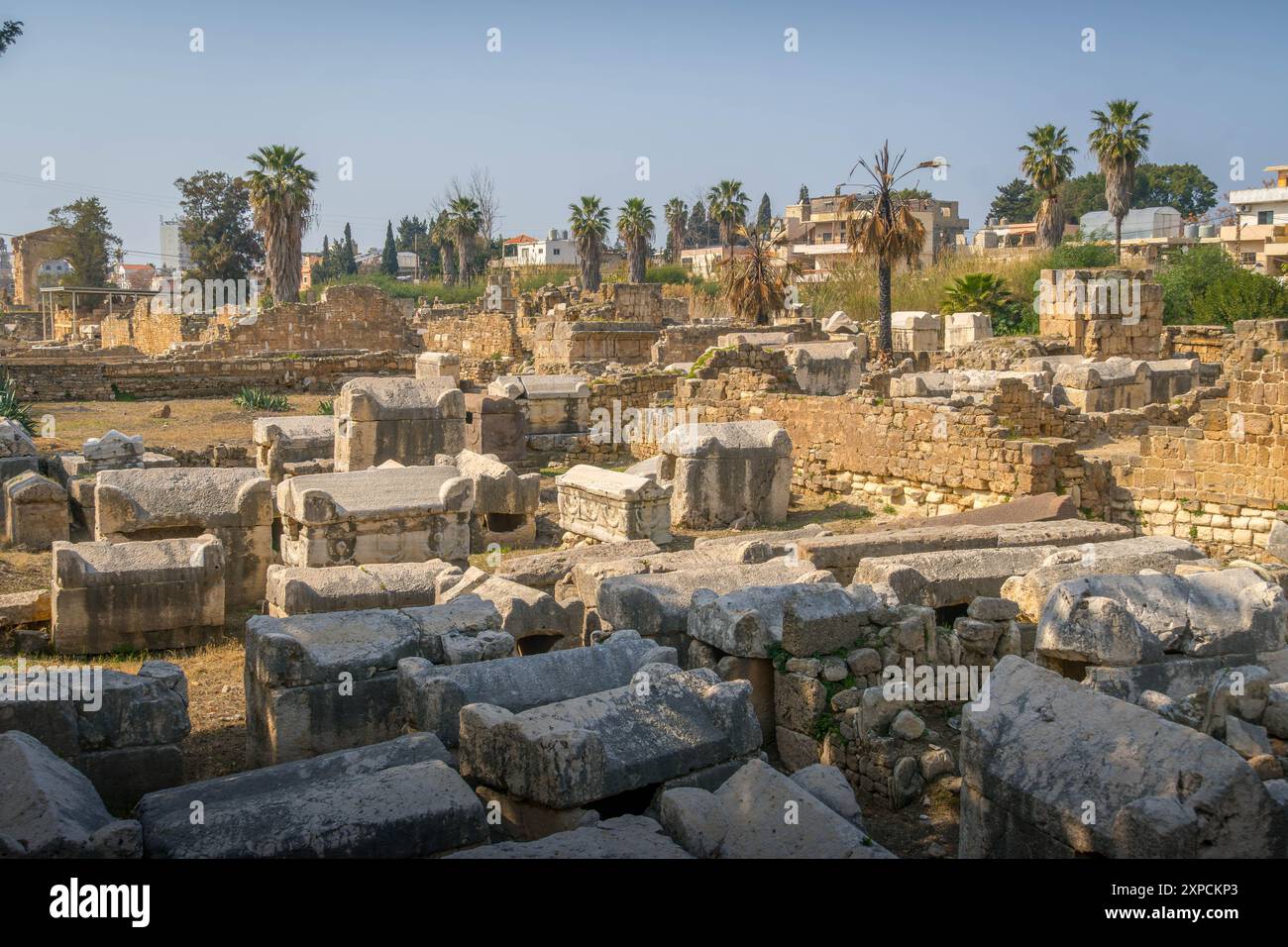 Die Grabsteine aus der römischen Zeit in Tyre Necropolis, einem UNESCO-Weltkulturerbe, in archäologischen Ruinen von Al-Bass im Libanon, im Nahen Osten. Stockfoto