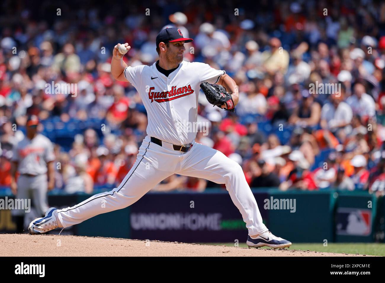 CLEVELAND, OH - 04. AUGUST 2024: Der Cleveland Guardians Pitcher Gavin Williams (32) spielt während eines MLB-Spiels gegen die Baltimore Orioles am 4. August 1989 im Progressive Field in Cleveland, Ohio. (Foto: Joe Robbins/Image of Sport) Stockfoto