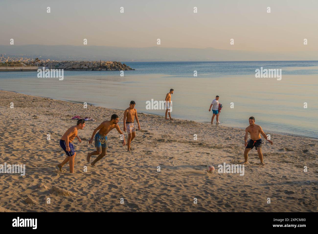 Die jungen arabischen Männer spielen Fußball am Strand von Tyrus (Sour), der Küstenstadt im Südlibanon. Stockfoto