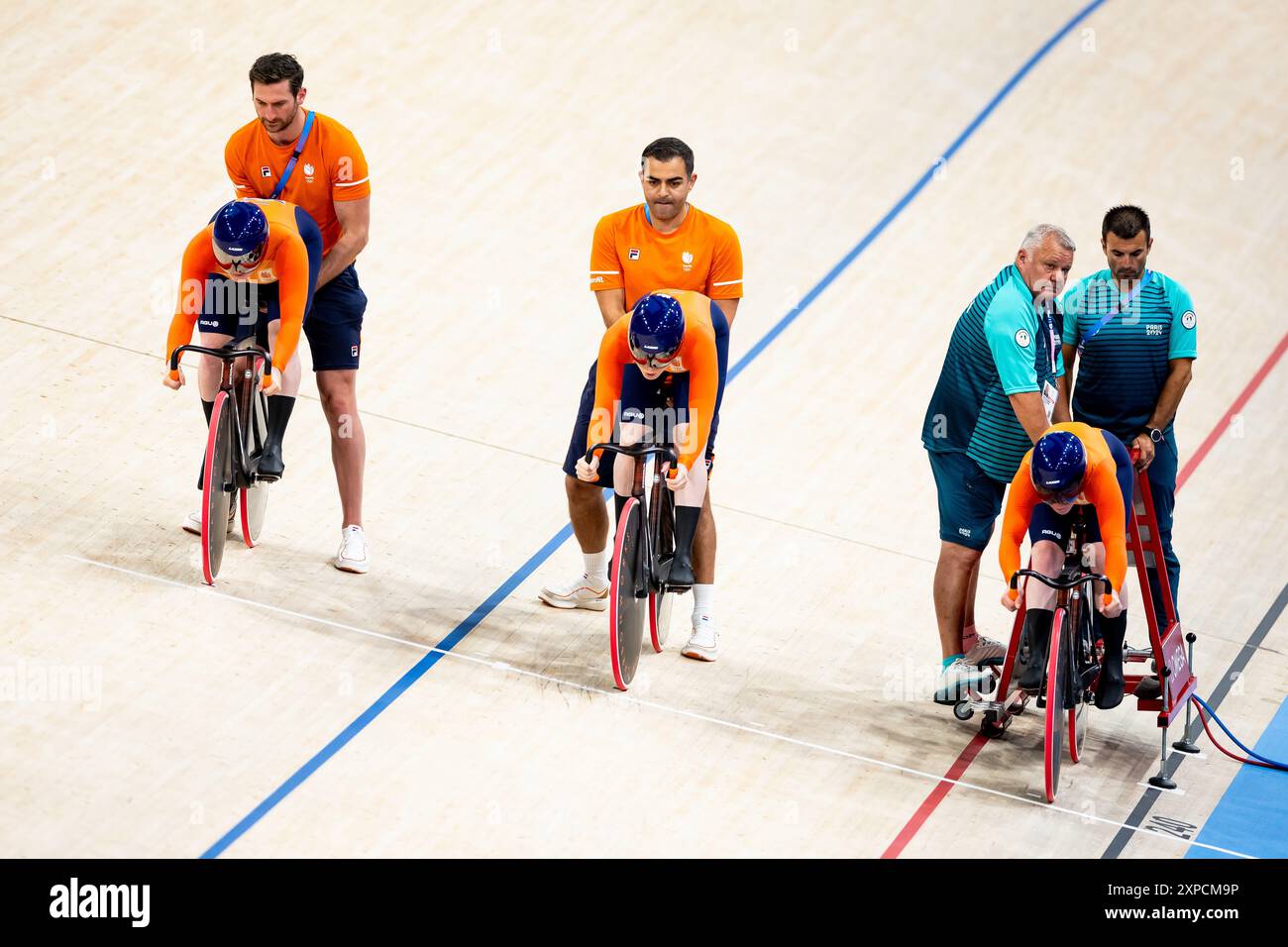 Paris, Frankreich. August 2024. SAINT-QUENTIN-EN-YVELINES - Kyra Lamberink, Hetty van de Wouw und Steffie van der Peet während der Qualifikation für das Team Sprint Track Cycling im Velodrome bei den Olympischen Spielen. ANP IRIS VAN DEN BROEK Credit: ANP/Alamy Live News Stockfoto