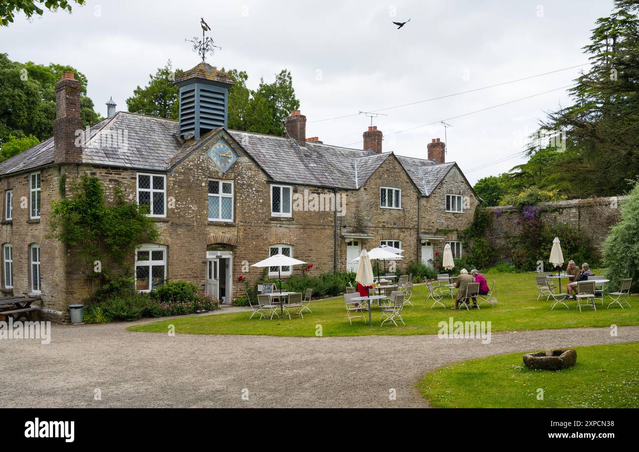 Leute sitzen an Tischen vor dem Restaurant und Teestube im Pencarrow Historic House and Gardens Bodmin Cornwall England UK Stockfoto