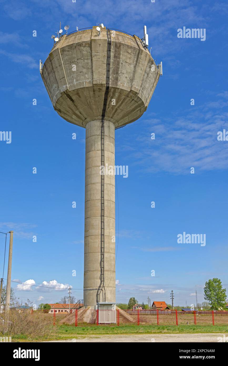 Hoher Betonturm Wasserversorgung für Dorf mit drahtlosen Antennen Blue Sky Spring Day Stockfoto