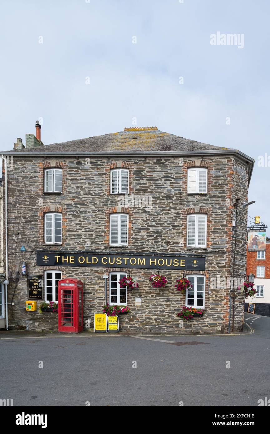 Außenansicht des Old Custom House Pub und Restaurants am South Quay Padstow Harbour Cornwall England UK Stockfoto