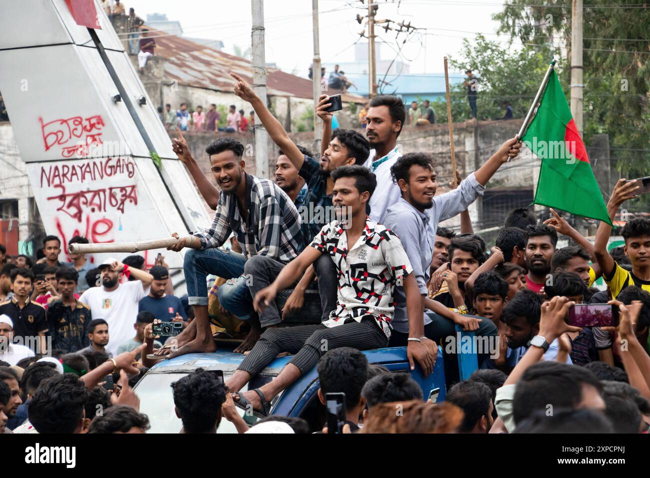 Narayanganj, Dhaka, Bangladesch. August 2024. Massenmenschen versammeln sich, um den Untergang der Regierung von Bangladesch-Premierminister SCHEICH HASINA nach einem intensiven Konflikt zwischen Polizei, regierungsnahen Kräften und Anti-Quoten-Demonstranten zu feiern, der die Hauptstraße in Narayanganj blockiert hat, einer Stadt, die 16 km von der Hauptstadt Dhaka entfernt ist. Der Armeechef Waker-UZ-Zaman verbrachte fast vier Jahrzehnte damit, sich an die Spitze des Militärs zu erheben und sagte, er übernehme die volle Verantwortung, nachdem Premierminister Scheich Hasina gestürzt und geflohen war. Quelle: ZUMA Press, Inc./Alamy Live News Stockfoto