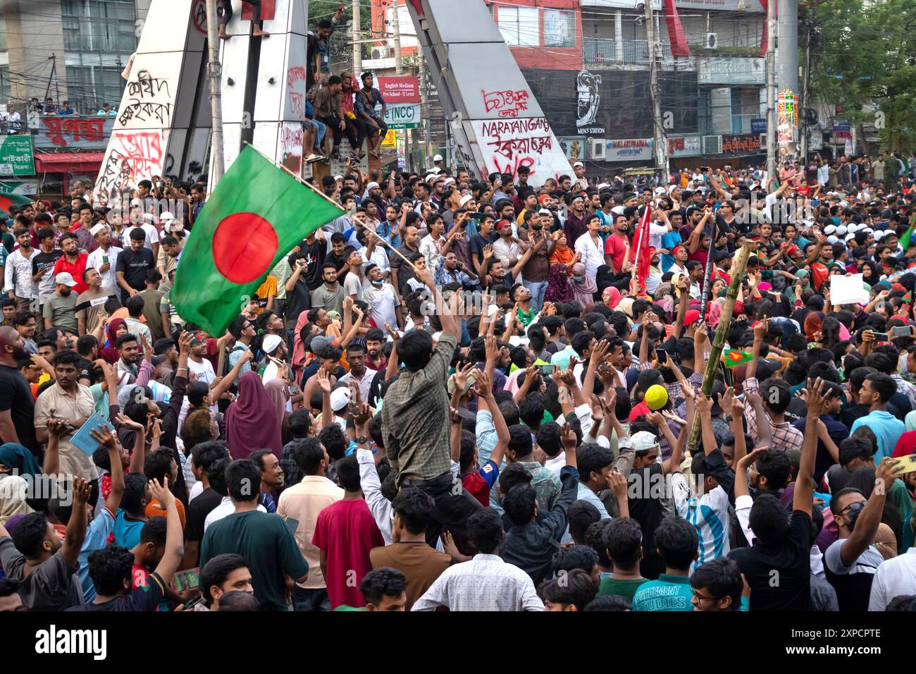 Narayanganj, Dhaka, Bangladesch. August 2024. Massenmenschen versammeln sich, um den Untergang der Regierung von Bangladesch-Premierminister SCHEICH HASINA nach einem intensiven Konflikt zwischen Polizei, regierungsnahen Kräften und Anti-Quoten-Demonstranten zu feiern, der die Hauptstraße in Narayanganj blockiert hat, einer Stadt, die 16 km von der Hauptstadt Dhaka entfernt ist. Der Armeechef Waker-UZ-Zaman verbrachte fast vier Jahrzehnte damit, sich an die Spitze des Militärs zu erheben und sagte, er übernehme die volle Verantwortung, nachdem Premierminister Scheich Hasina gestürzt und geflohen war. Quelle: ZUMA Press, Inc./Alamy Live News Stockfoto