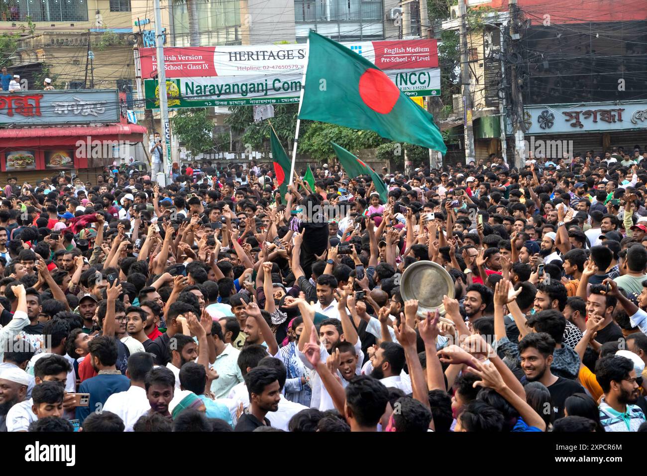 Narayanganj, Dhaka, Bangladesch. August 2024. Massenmenschen versammeln sich, um den Untergang der Regierung von Bangladesch-Premierminister SCHEICH HASINA nach einem intensiven Konflikt zwischen Polizei, regierungsnahen Kräften und Anti-Quoten-Demonstranten zu feiern, der die Hauptstraße in Narayanganj blockiert hat, einer Stadt, die 16 km von der Hauptstadt Dhaka entfernt ist. Der Armeechef Waker-UZ-Zaman verbrachte fast vier Jahrzehnte damit, sich an die Spitze des Militärs zu erheben und sagte, er übernehme die volle Verantwortung, nachdem Premierminister Scheich Hasina gestürzt und geflohen war. Quelle: ZUMA Press, Inc./Alamy Live News Stockfoto