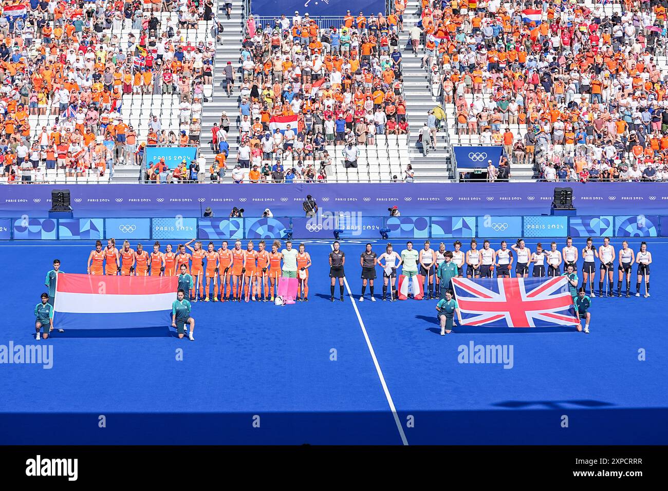 PARIS, FRANKREICH - 5. AUGUST: Spieler der Niederlande, Anne Veenendaal, Luna Noa Fokke, Freeke Moes, Lisa Post, Xan de Waard, Yibbi Jansen, Renee van Laarhoven, Felice Albers, Maria Verschoor, Sanne Koolen, Frederique Matla, Joosje Burg, Marleen Jochems, Pien Sanders, Marijn Veen, Laura Nunnink, britische Spieler während der Besetzung Laura Proper, Anna Toman, Hannah French, Sarah Jones, Amy Costello, Sarah Robertson, Charlotte Watson, Tess Howard, Izzy Petter, Giselle Ansley, Hollie Pearne-Webb, Fiona Crackles, Sophie Hamilton, Lily Owsley, Flora Peel während des Hockeyspiels - Stockfoto