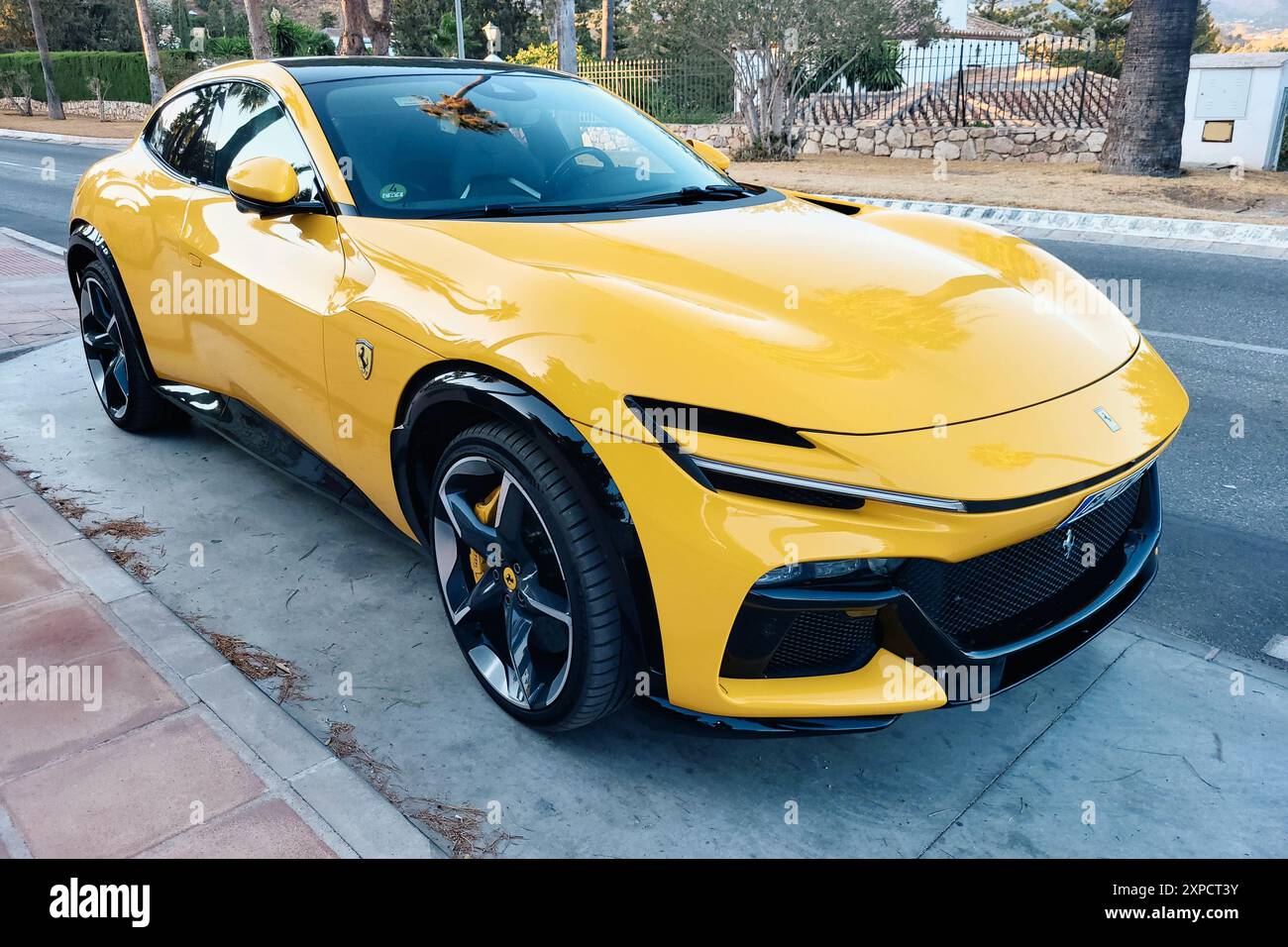 Ferrari Purosangue parkte auf der Straße. Stockfoto