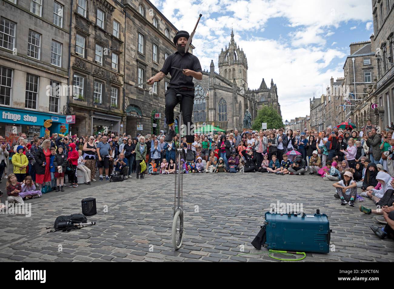 Edinburgh Festival Fringe erste Woche, Schottland, Großbritannien. 5. August 2024. Die Royal Mile ist sehr beschäftigt, aber nicht überfüllt mit Leuten, die auf der Suche nach Straßenauftritten der verschiedenen Acts sind, die aus der ganzen Welt reisen, um auf den Straßen der Hauptstadt aufzutreten. Im Bild: Zirkus Patrick jongliert in der Royal Mile. Quelle: Arch White/Alamy Live News. Stockfoto