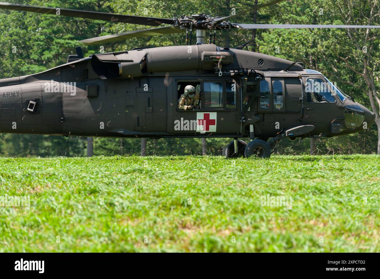 Medizinisches Team auf einem Sikorsky HH-60M MEDEVAC Black Hawk Helicopter landet, um einem verletzten Fallschirmjäger während des Leapfest 2024 in der Dropzone zu helfen. Leapfest Stockfoto