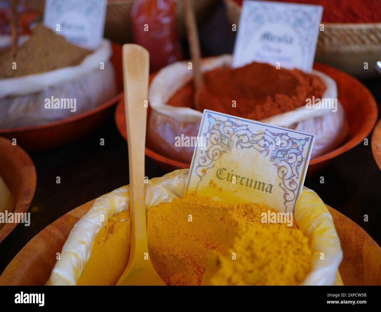 Verschiedene Gewürze zum Kochen auf dem Markt in Beuteln und mit ihrem Namen. Stockfoto