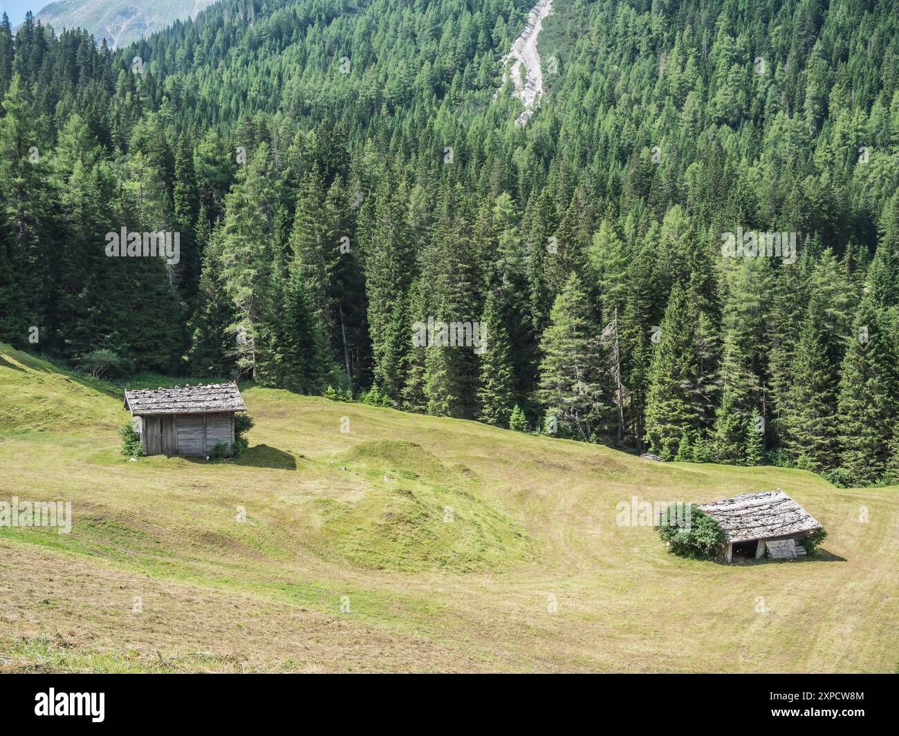 Dieses Bild im Obernbergtal der Heuscheune ist unweit der Stadt Steinach am Brenner, die an der alten Brennerpassstraße liegt Stockfoto