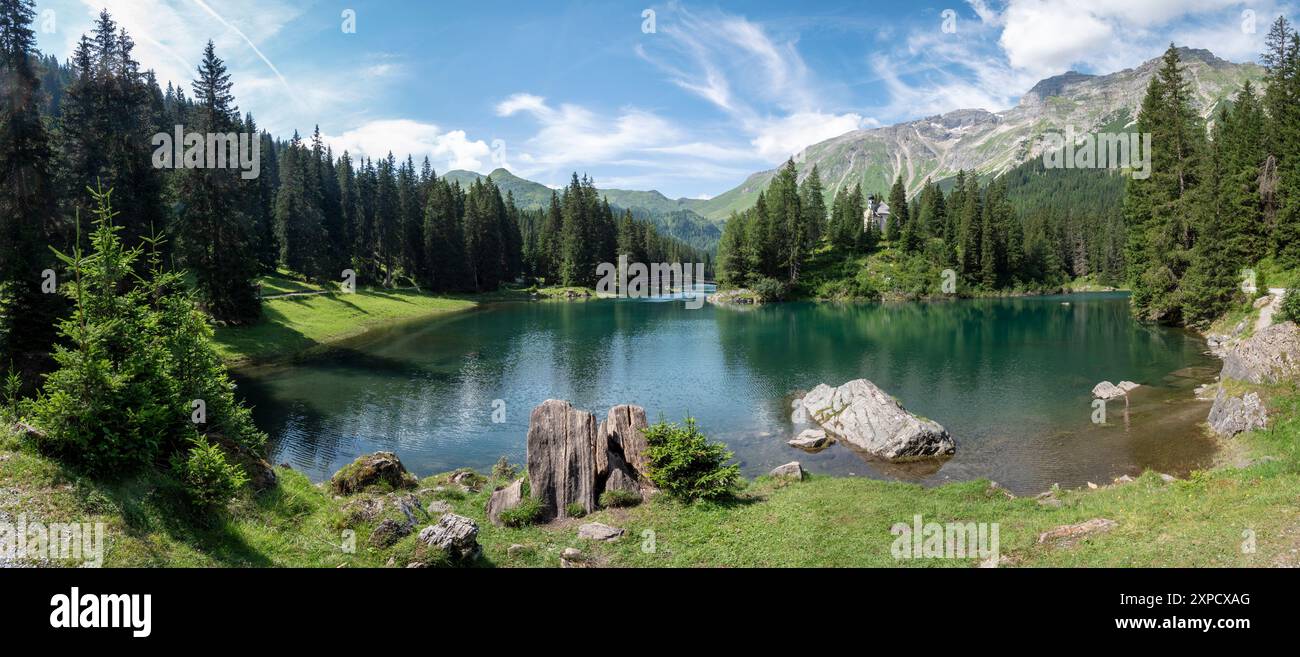 Dieses Bild der Maria am See Kirche, besser bekannt als Kapelle im Wald, befindet sich am Obernberger See im österreichischen Tirol Stockfoto