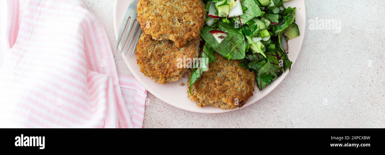 Quinoa Schnitzel und gemischter Salat mit Avocado und Radieschen, Kiwi und Wasser mit Zitrone, köstliches herzhaftes Frühstück, veganes Lunch Teller Banner Stockfoto
