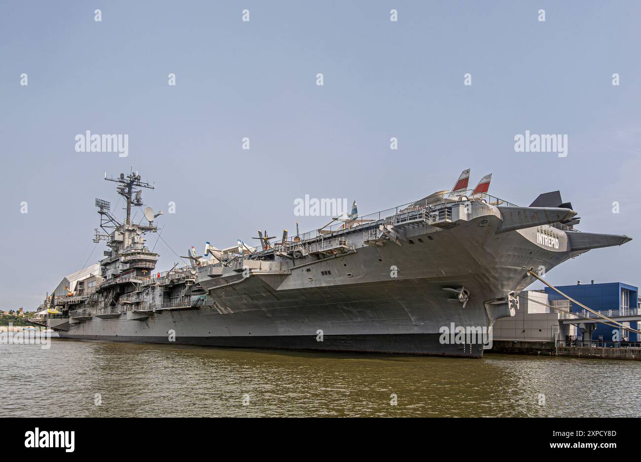 New York, NY, USA - 3. August 2023: Das Flugzeugträgermuseum USS Intrepid dockte am Pier 86 am Hudson River an Stockfoto