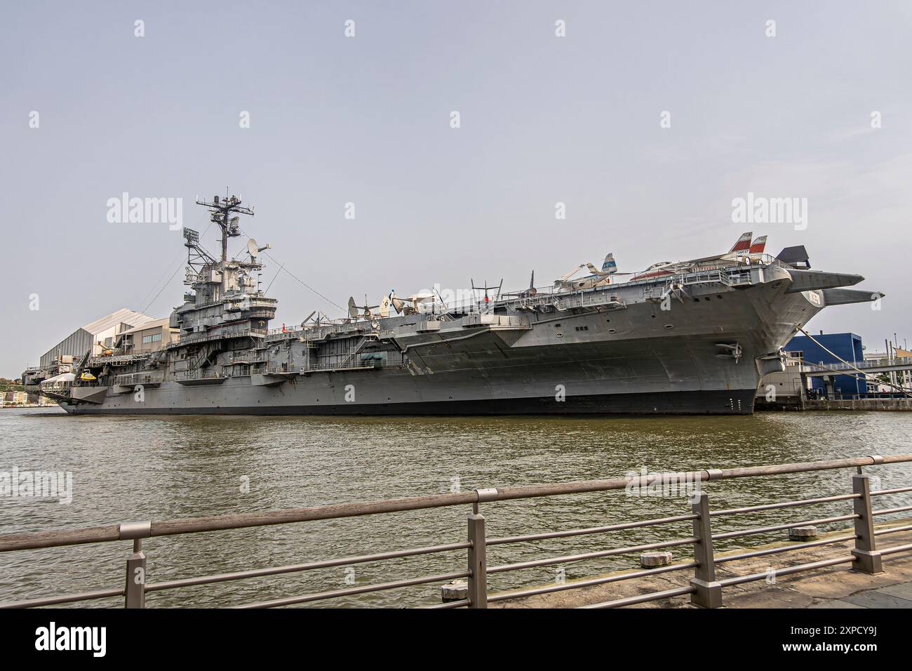 New York, NY, USA - 3. August 2023: Das Flugzeugträgermuseum USS Intrepid dockte am Pier 86 am Hudson River an Stockfoto