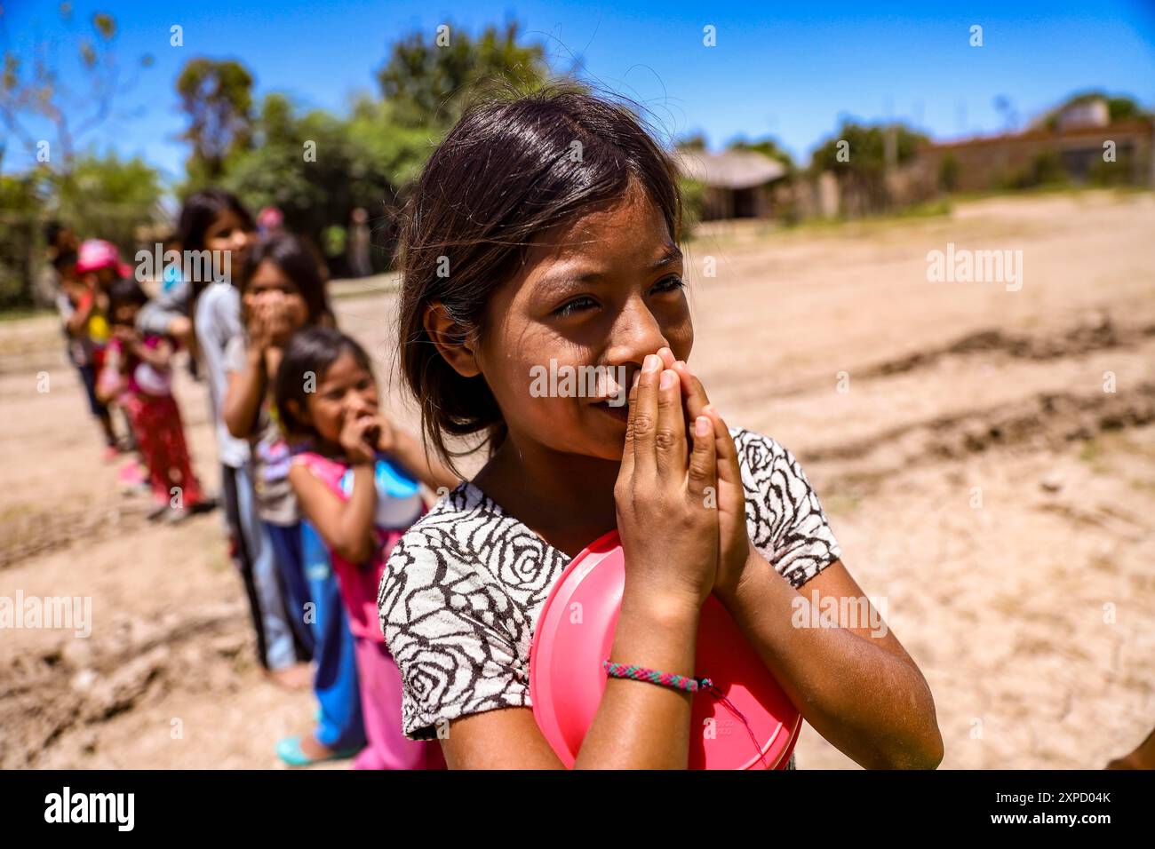 HERMOSILLO, MEXIKO - 19. MAI: Dutzende von Kindern in extremer Armut beten, während sie in der Schlange stehen, um kostenlose Mahlzeiten zum Mitnehmen zu erhalten. aufgrund des Mangels an Ressourcen in dieser Gemeinde gibt es am 19. Mai 2020 in Hermosillo, Mexiko, keine Mundmaske oder antibakterielles Gel als Präventionsmaßnahme für Covid19. Während der dritten Stufe des landesweiten Gesundheitsnotfalls während der COVID-19-Pandemie sind nicht unbedingt notwendige Aktivitäten zulässig. Die mexikanische Regierung hält die Automobilindustrie und den Bergbau nun für wesentlich, und ihre Aktivitäten werden voraussichtlich wieder steigen Stockfoto