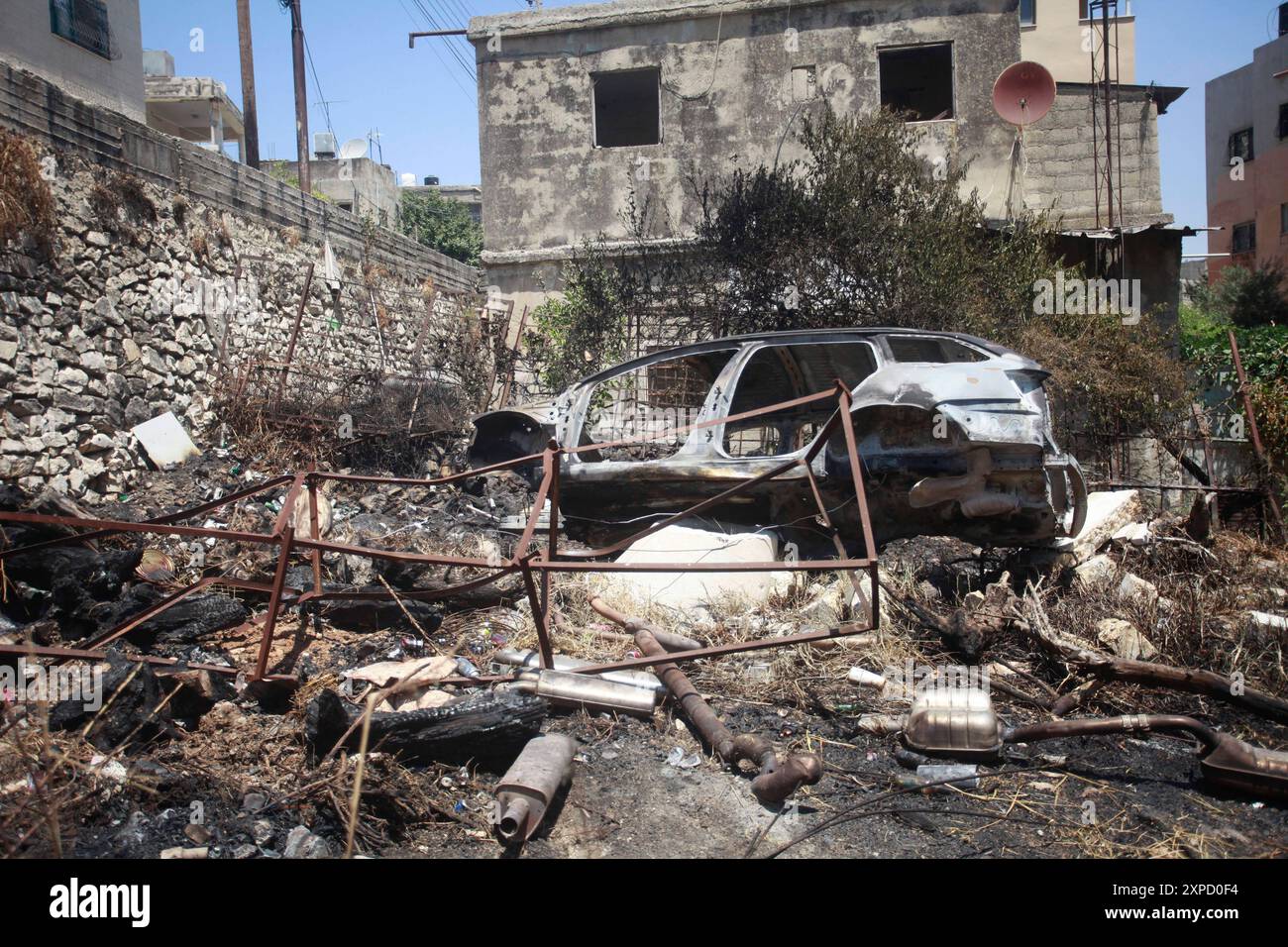 Ansicht zerstörter Fahrzeuge nach Zusammenstößen zwischen Palästinensern und israelischen Sicherheitskräften während eines Besuchs jüdischer Siedler im Josefgrab in Nablus, Ansicht zerstörter Fahrzeuge nach Zusammenstößen zwischen Palästinensern und israelischen Sicherheitskräften während eines Besuchs jüdischer Siedler im Josefgrab in Nablus, West Bank, am 5. August 2024. Als Folge der Auseinandersetzungen wurden mehrere Fahrzeuge und Geschäfte in der Gegend verbrannt. August 2024. Foto: Mohammed Nasser apaimages Nablus West Bank Palästinensische Gebiete 050824 Nablus MN 001 Copyright: XapaimagesxMohammedxNasserxapaimagesx Stockfoto