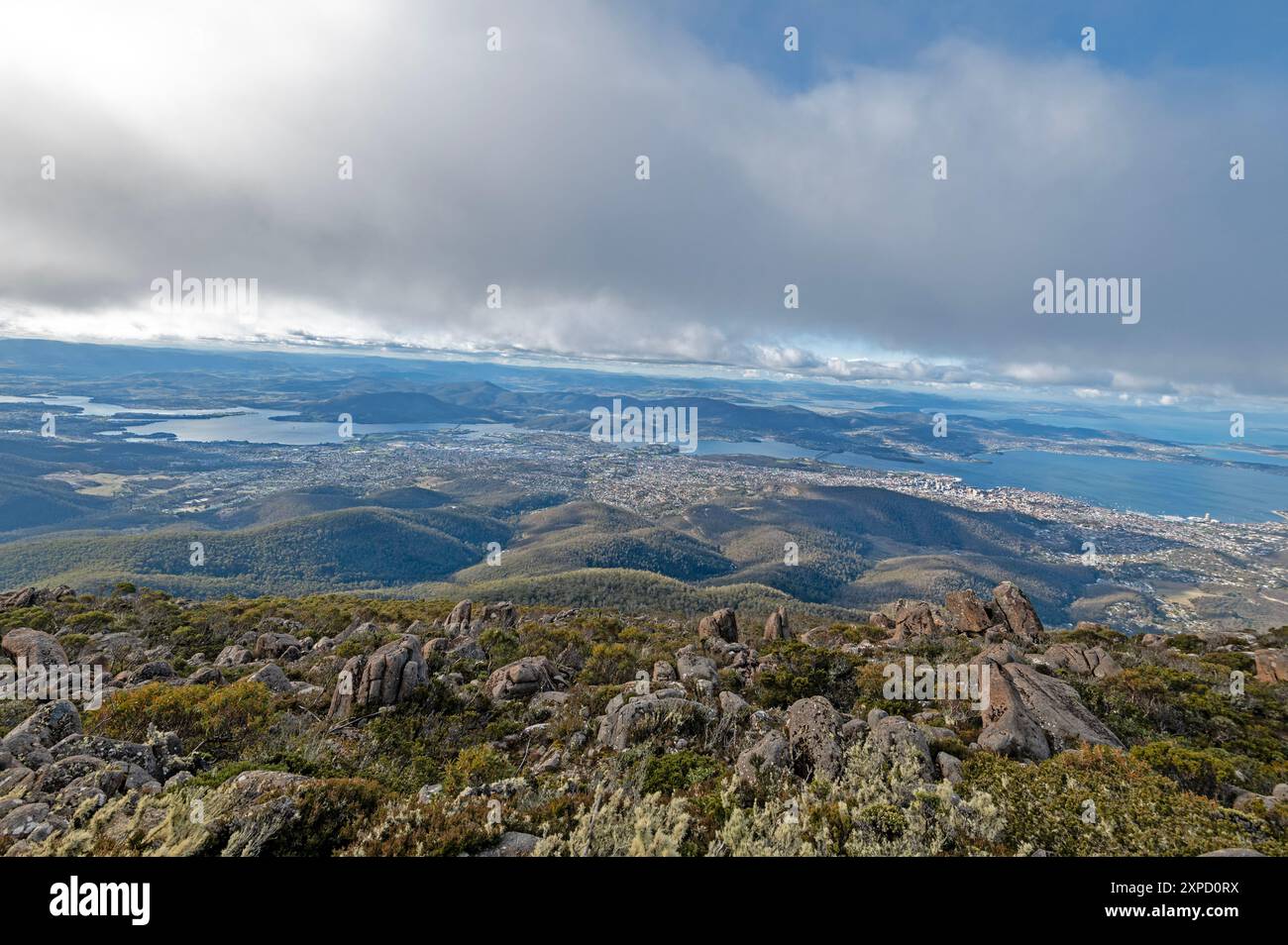 Panoramablick auf die Hauptstadt Hobart und darüber hinaus in Tasmanien, Australien. Die Aussicht ist vom Gipfel des 1271 Meter (ca. 3.000 ft) hohen His Stockfoto