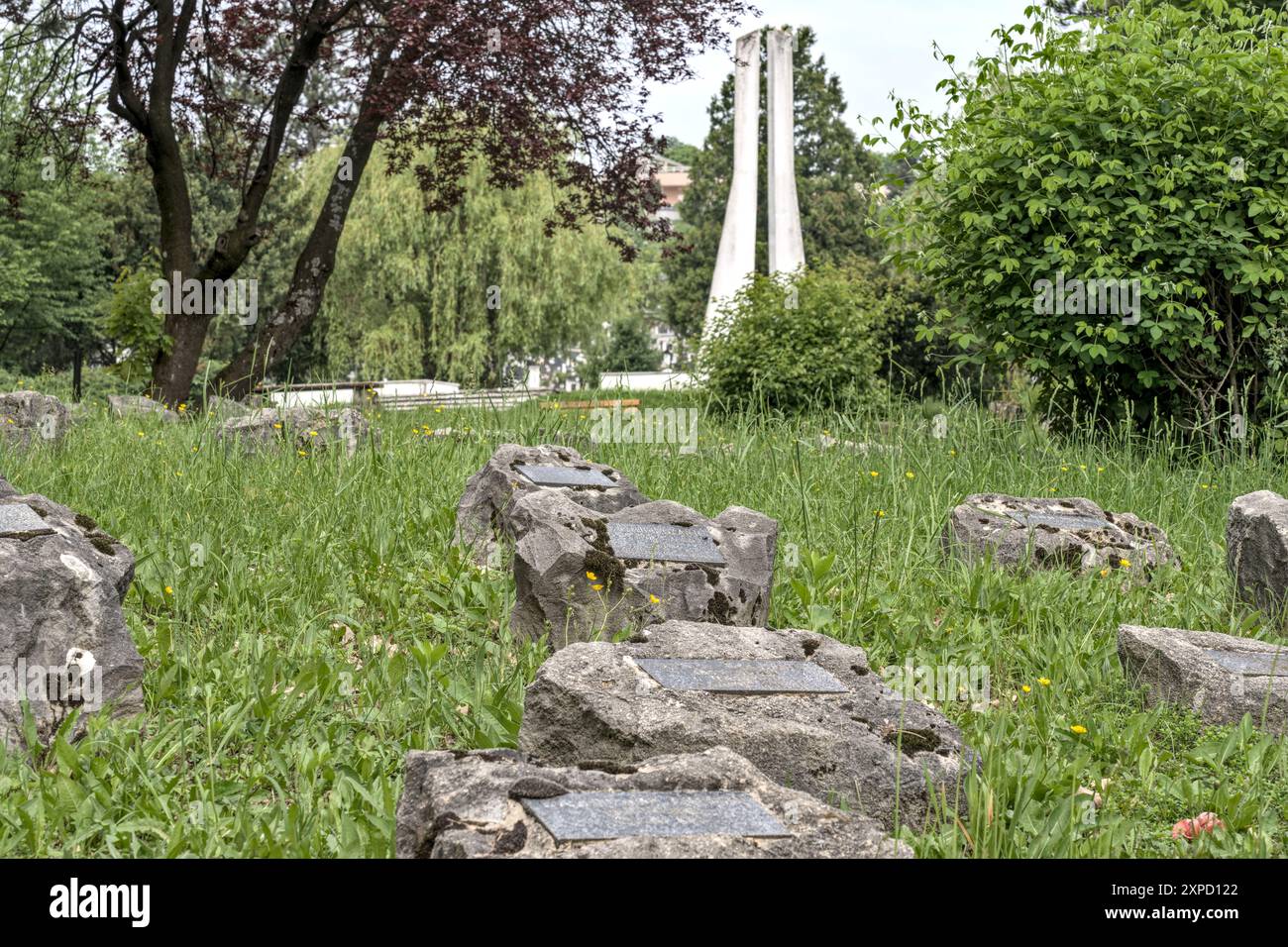 Banja Luka, Bosnien und Herzegowina – Mai 2023: Partizansko Groblje (Partizansko Groblje) auf dem Stadtfriedhof. Stockfoto