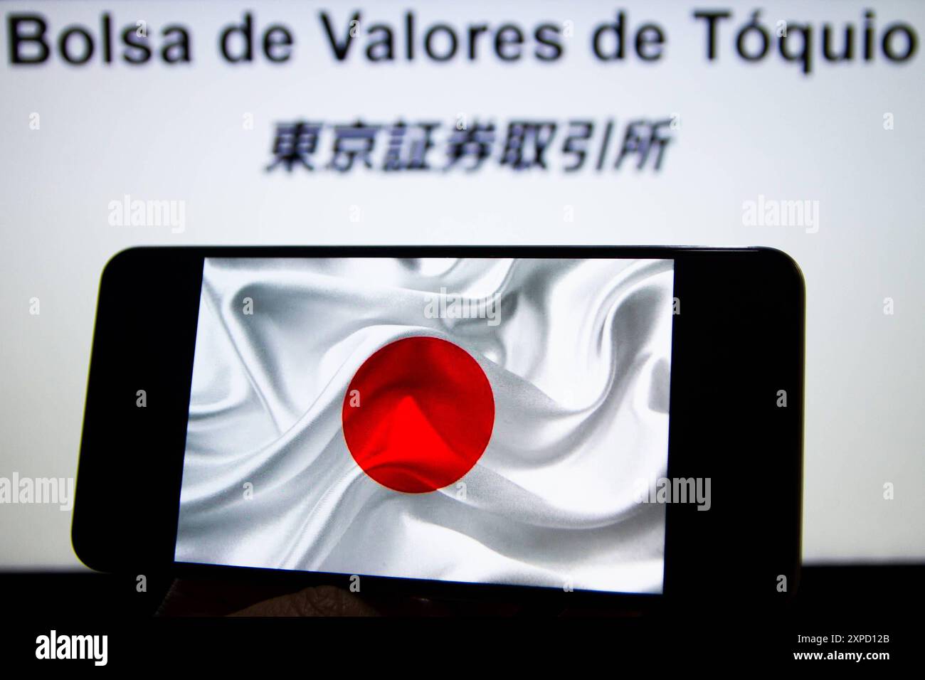 Herbst an der tokioter Börse in japan Sao Paulo SP, 08/05/2024 - Fall/on/Stock/Stock/values/tokio/japan - die tokioter Börse hat seit Freitag einen Rückgang verzeichnet und heute ist der Nikkei-Index um 12,4 % gefallen. der größte Rückgang an der japanischen Börse seit nur einem Tag und der schlimmste Rückgang seit dem Rückgang um 14,9 % am 20. Oktober 1987. Die tokioter Börse ist einer der am stärksten betroffenen Märkte. Kreatives Bild mit dem Logo der Tokioter Börse und der Flagge Japans auf dem Handy- und Notebook-Bildschirm, diesen Montag, 05. Foto: Adriana Toffetti/ATO Press/IMAGO GERAL F Stockfoto