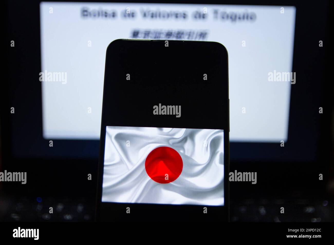 Herbst an der tokioter Börse in japan Sao Paulo SP, 08/05/2024 - Fall/on/Stock/Stock/values/tokio/japan - die tokioter Börse hat seit Freitag einen Rückgang verzeichnet und heute ist der Nikkei-Index um 12,4 % gefallen. der größte Rückgang an der japanischen Börse seit nur einem Tag und der schlimmste Rückgang seit dem Rückgang um 14,9 % am 20. Oktober 1987. Die tokioter Börse ist einer der am stärksten betroffenen Märkte. Kreatives Bild mit dem Logo der Tokioter Börse und der Flagge Japans auf dem Handy- und Notebook-Bildschirm, diesen Montag, 05. Foto: Adriana Toffetti/ATO Press/IMAGO GERAL F Stockfoto