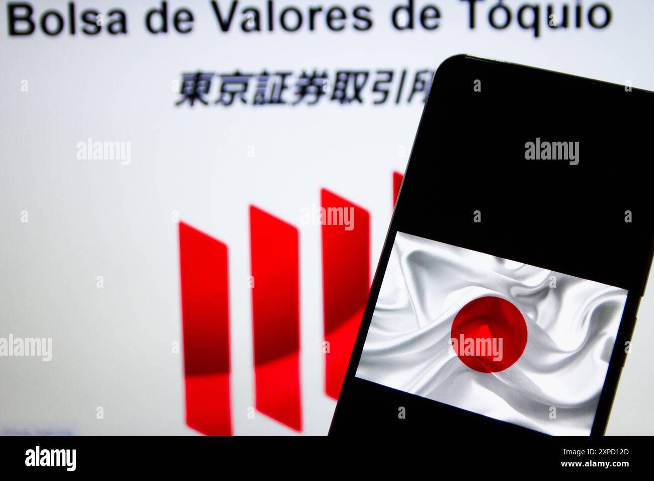 Herbst an der tokioter Börse in japan Sao Paulo SP, 08/05/2024 - Fall/on/Stock/Stock/values/tokio/japan - die tokioter Börse hat seit Freitag einen Rückgang verzeichnet und heute ist der Nikkei-Index um 12,4 % gefallen. der größte Rückgang an der japanischen Börse seit nur einem Tag und der schlimmste Rückgang seit dem Rückgang um 14,9 % am 20. Oktober 1987. Die tokioter Börse ist einer der am stärksten betroffenen Märkte. Kreatives Bild mit dem Logo der Tokioter Börse und der Flagge Japans auf dem Handy- und Notebook-Bildschirm, diesen Montag, 05. Foto: Adriana Toffetti/ATO Press/IMAGO GERAL F Stockfoto