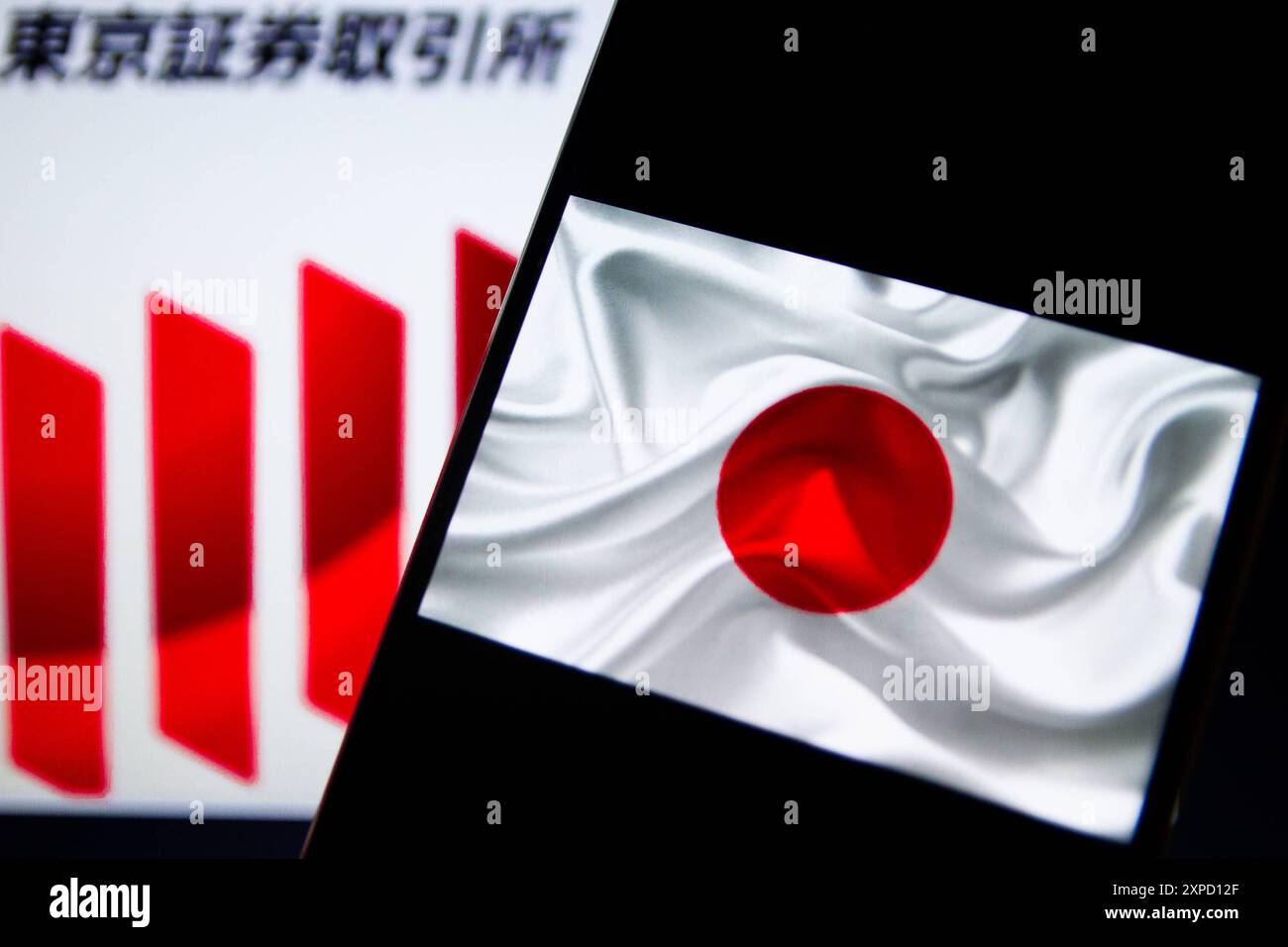 Herbst an der tokioter Börse in japan Sao Paulo SP, 08/05/2024 - Fall/on/Stock/Stock/values/tokio/japan - die tokioter Börse hat seit Freitag einen Rückgang verzeichnet und heute ist der Nikkei-Index um 12,4 % gefallen. der größte Rückgang an der japanischen Börse seit nur einem Tag und der schlimmste Rückgang seit dem Rückgang um 14,9 % am 20. Oktober 1987. Die tokioter Börse ist einer der am stärksten betroffenen Märkte. Kreatives Bild mit dem Logo der Tokioter Börse und der Flagge Japans auf dem Handy- und Notebook-Bildschirm, diesen Montag, 05. Foto: Adriana Toffetti/ATO Press/IMAGO GERAL F Stockfoto