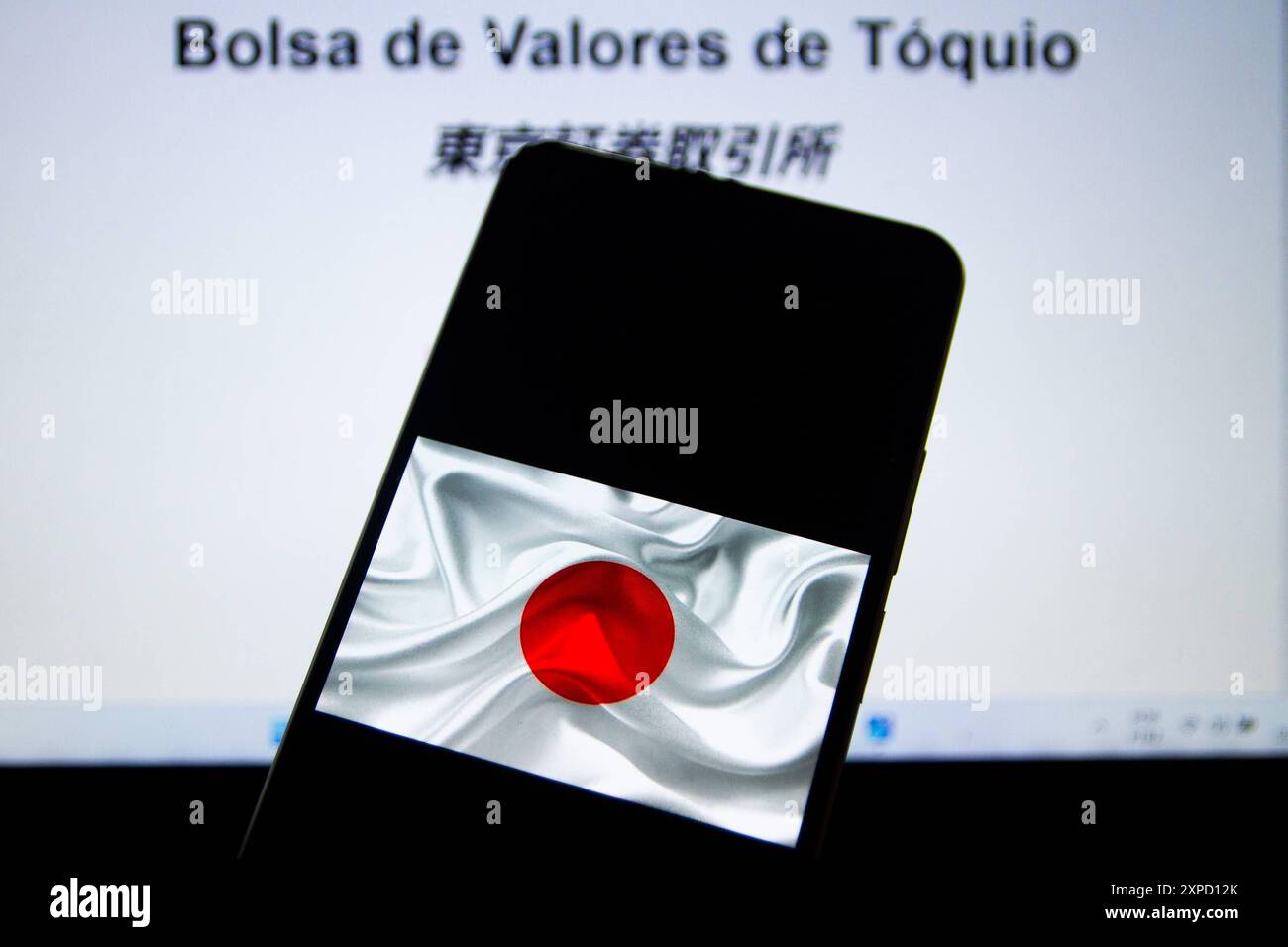 Herbst an der tokioter Börse in japan Sao Paulo SP, 08/05/2024 - Fall/on/Stock/Stock/values/tokio/japan - die tokioter Börse hat seit Freitag einen Rückgang verzeichnet und heute ist der Nikkei-Index um 12,4 % gefallen. der größte Rückgang an der japanischen Börse seit nur einem Tag und der schlimmste Rückgang seit dem Rückgang um 14,9 % am 20. Oktober 1987. Die tokioter Börse ist einer der am stärksten betroffenen Märkte. Kreatives Bild mit dem Logo der Tokioter Börse und der Flagge Japans auf dem Handy- und Notebook-Bildschirm, diesen Montag, 05. Foto: Adriana Toffetti/ATO Press/IMAGO GERAL F Stockfoto