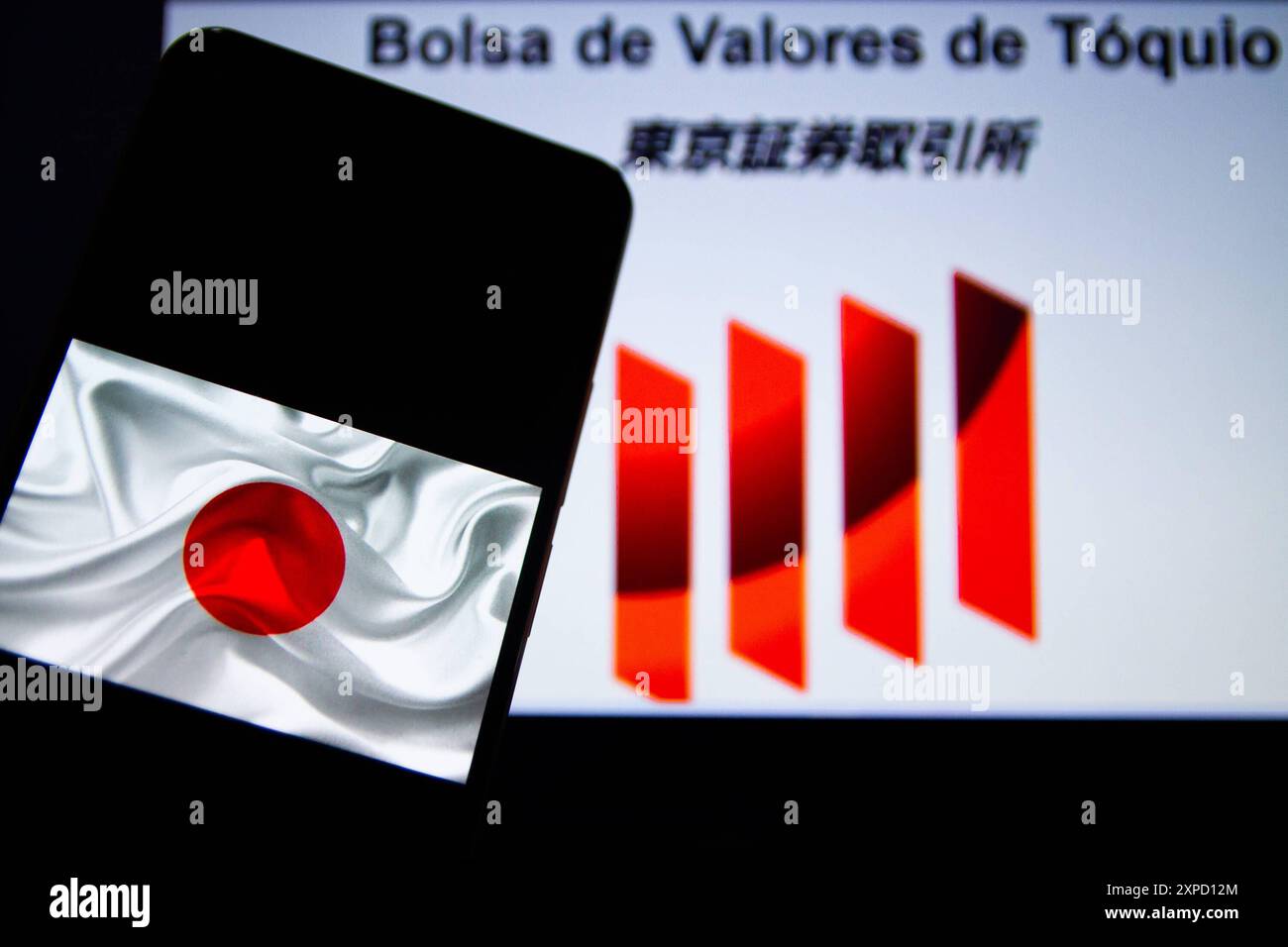 Herbst an der tokioter Börse in japan Sao Paulo SP, 08/05/2024 - Fall/on/Stock/Stock/values/tokio/japan - die tokioter Börse hat seit Freitag einen Rückgang verzeichnet und heute ist der Nikkei-Index um 12,4 % gefallen. der größte Rückgang an der japanischen Börse seit nur einem Tag und der schlimmste Rückgang seit dem Rückgang um 14,9 % am 20. Oktober 1987. Die tokioter Börse ist einer der am stärksten betroffenen Märkte. Kreatives Bild mit dem Logo der Tokioter Börse und der Flagge Japans auf dem Handy- und Notebook-Bildschirm, diesen Montag, 05. Foto: Adriana Toffetti/ATO Press/IMAGO GERAL F Stockfoto