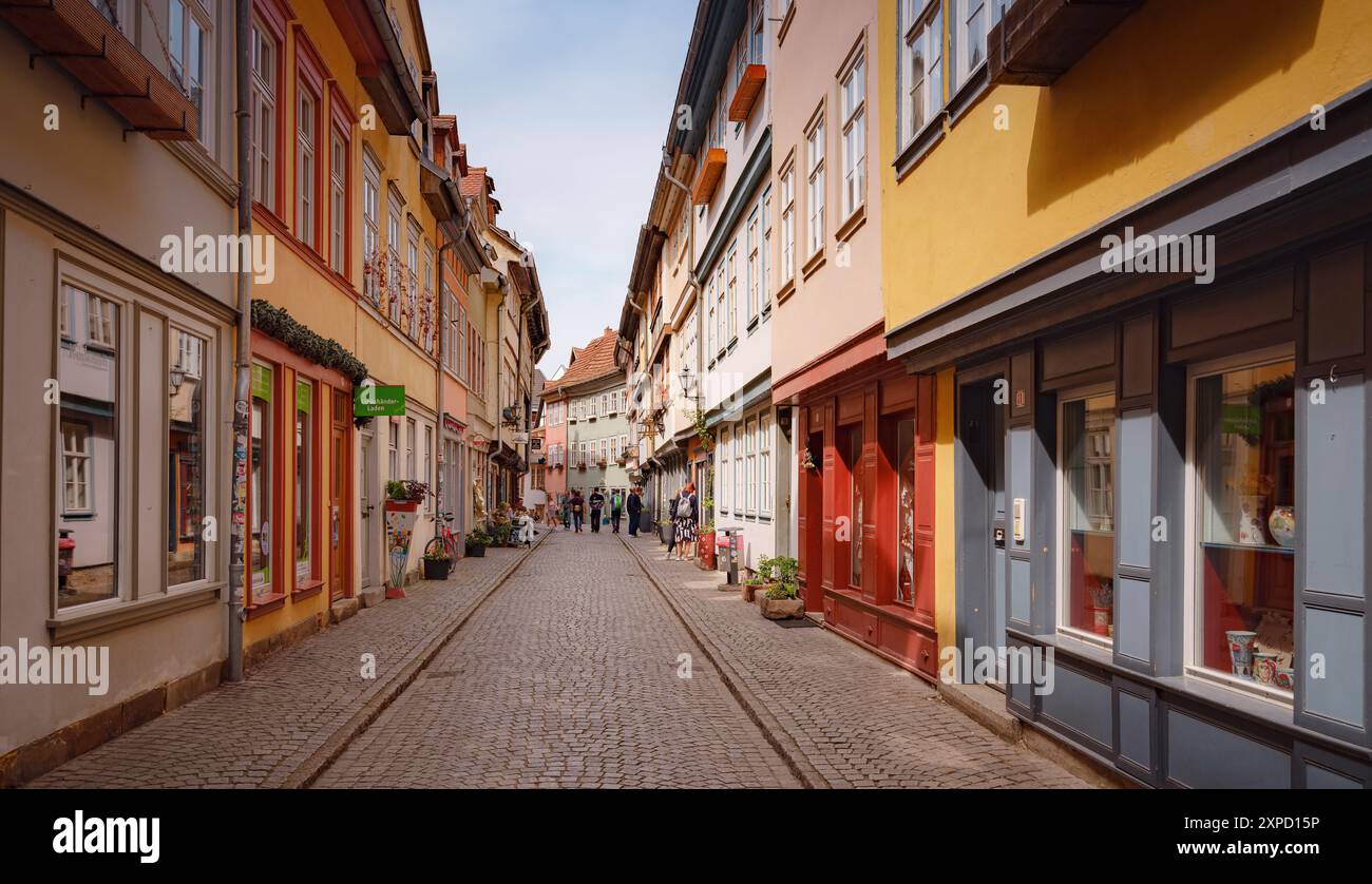 Erfurt, Deutschland - 22. Mai 2023: Gasse auf der Kaufmannbrücke, Kraemerbrücke in Erfurt. Sie wurde 1325 erbaut. Die einzige Brücke nördlich der Alpen, die komplett mit Häusern überbaut ist Stockfoto
