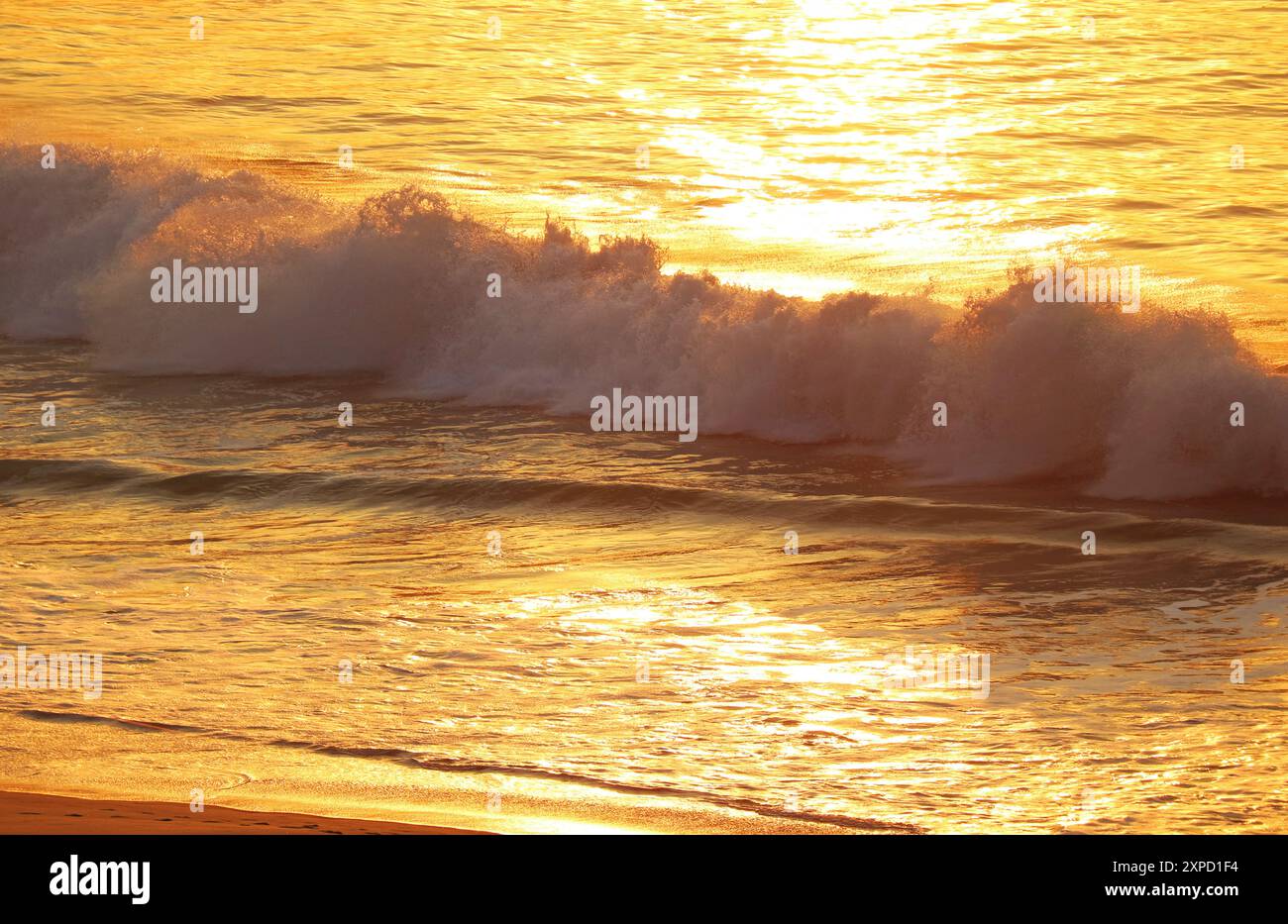 Atlantik am Morgen Sonnenlichtreflexionen, Copacabana Beach, Rio de Janeiro, Brasilien, Südamerika Stockfoto