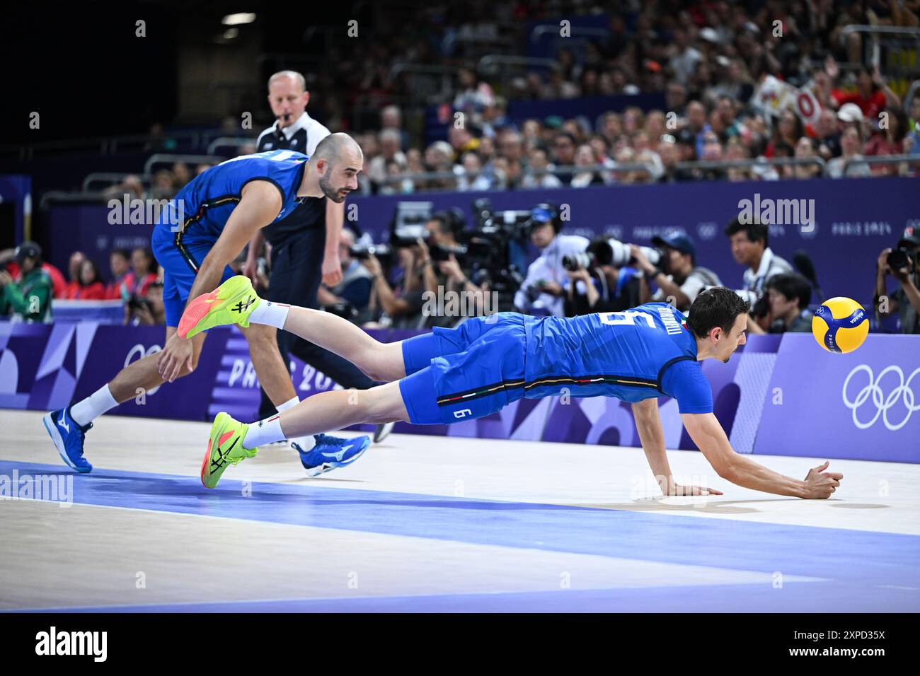 Paris, Frankreich. August 2024. Simone Giannelli (Front) aus Italien spielt beim Volleyball-Viertelfinale zwischen Italien und Japan bei den Olympischen Spielen 2024 in Paris, Frankreich, 5. August 2024. Quelle: Ju Huanzong/Xinhua/Alamy Live News Stockfoto