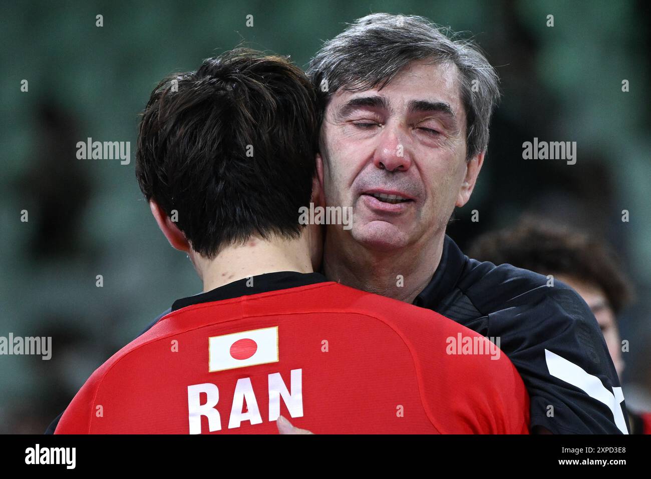 Paris, Frankreich. August 2024. Philippe Blain (Heck), Cheftrainer der japanischen Mannschaft, Hugs mit Takahashi lief nach dem Volleyball-Viertelfinale der Männer zwischen Italien und Japan bei den Olympischen Spielen 2024 in Paris, Frankreich, 5. August 2024 gegen Japan. Quelle: Ju Huanzong/Xinhua/Alamy Live News Stockfoto