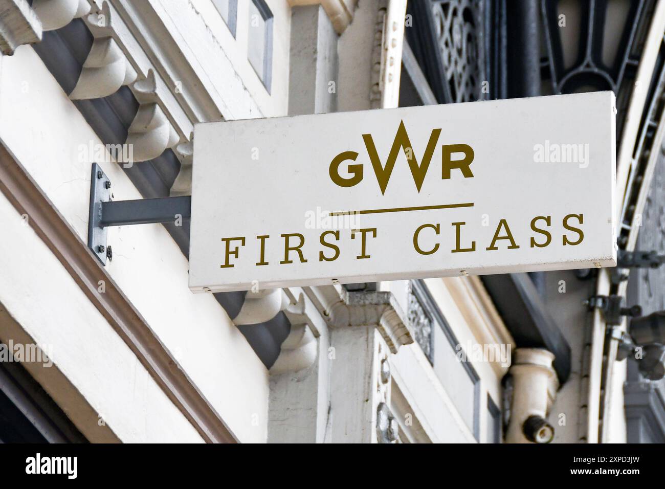 London, England, Großbritannien - 28. Juni 2023: Schild über dem Eingang zur Great Western Railway GWR First Class Lounge am Bahnhof London Paddington Stockfoto
