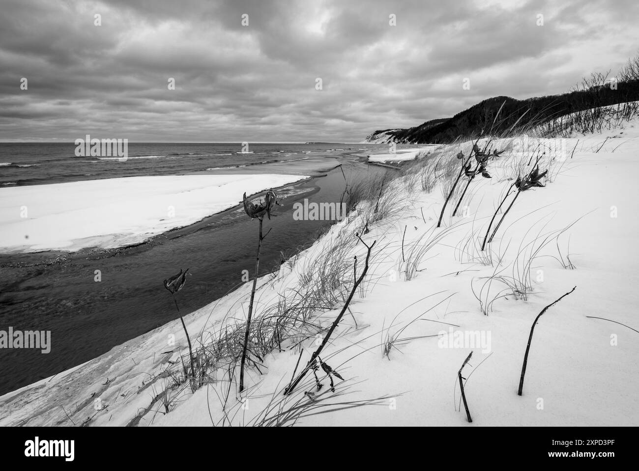 Die schwarze und weiße Küste des Lake Michigan Stockfoto