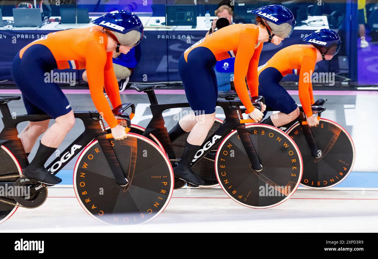 Paris, Frankreich. August 2024. SAINT-QUENTIN-EN-YVELINES - Kyra Lamberink, Hetty van de Wouw und Steffie van der Peet während der ersten Runde des Teams Sprint-Bahnradrennen im Velodrome bei den Olympischen Spielen. ANP IRIS VAN DEN BROEK Credit: ANP/Alamy Live News Stockfoto