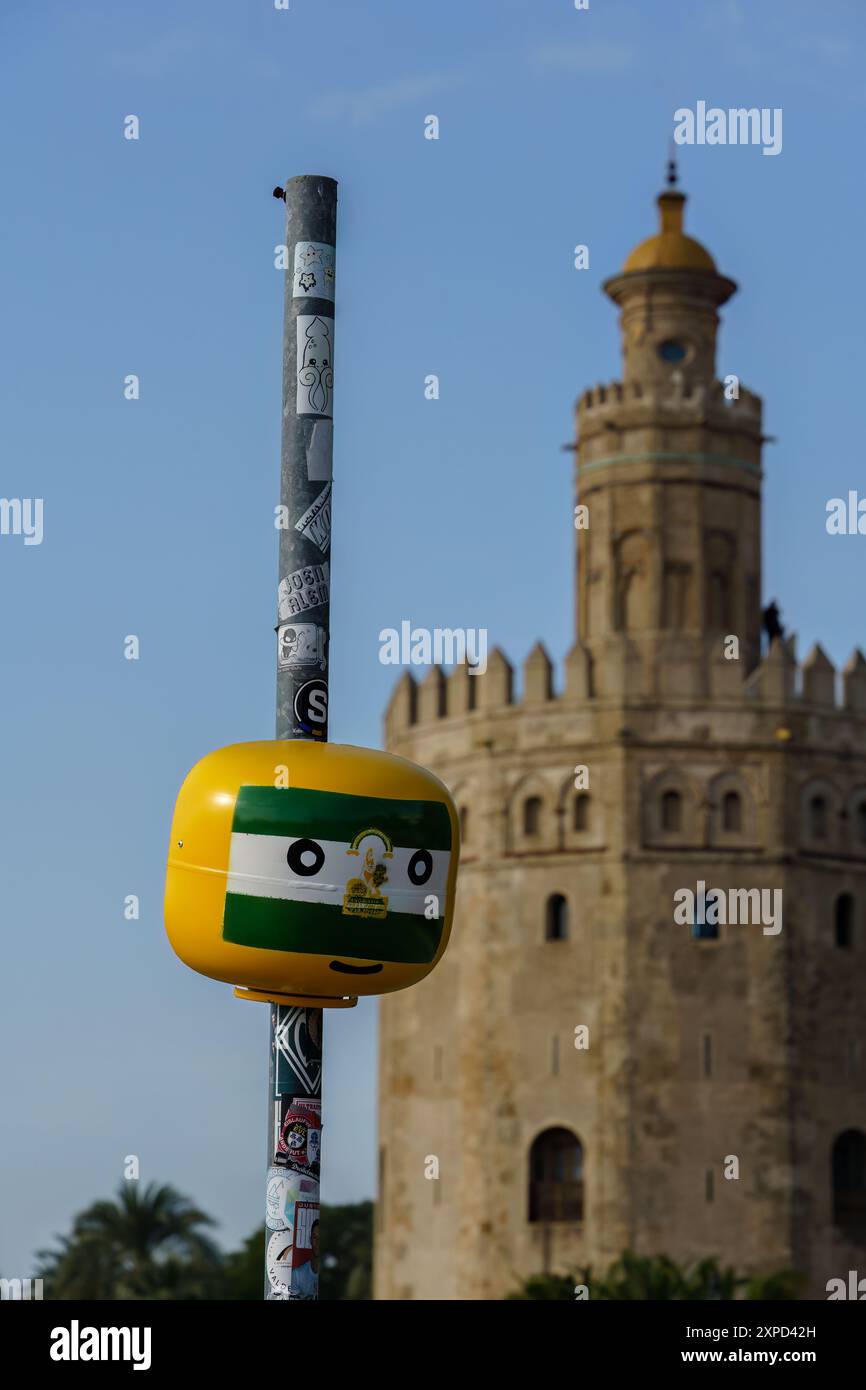 Sevilla, Spanien. 7. Februar 2024 - bunte Straßenkunst vor dem torre del oro Stockfoto