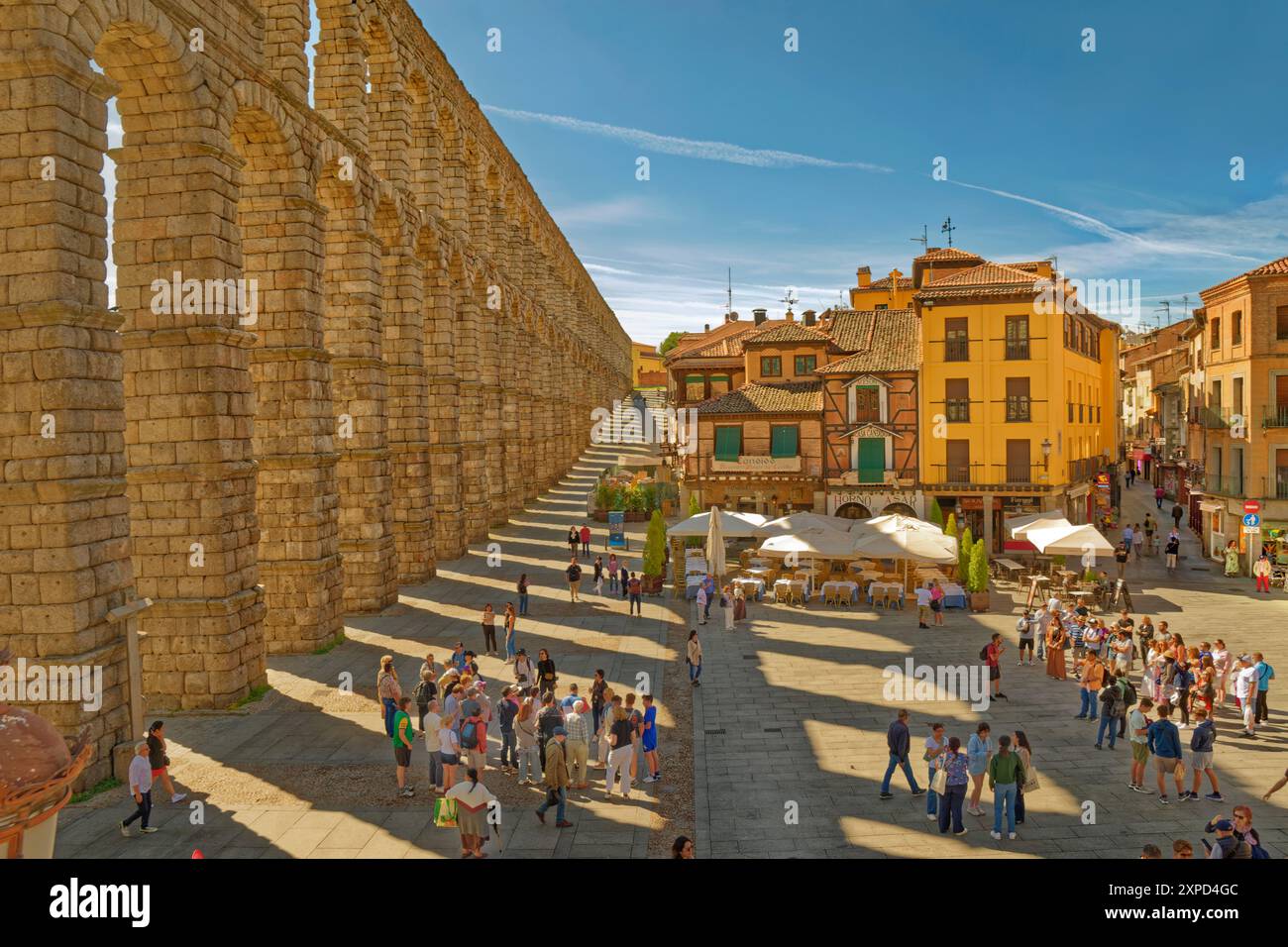 Schatten von einigen der 167 Bögen des römischen Aquädukts, die die Plaza Azoguejo bei Segovia in der spanischen Region Castile & Leon überqueren. Stockfoto