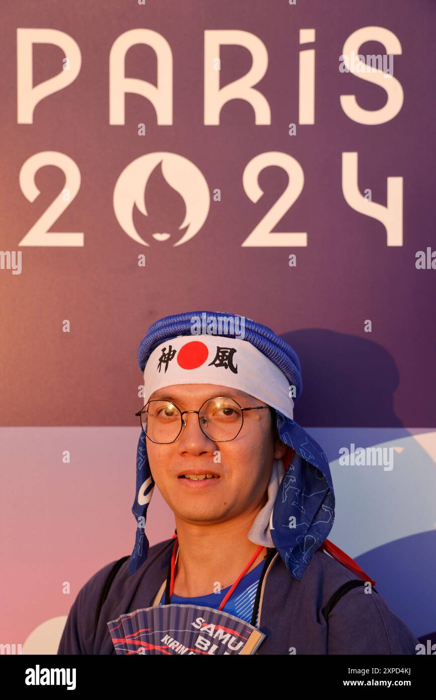 Japanische Fans bei den Olympischen Spielen 2024 in Paris. Japanische Anhänger der japanischen Männer-Fußballmannschaft während der Olympischen Spiele 2024 in Paris. Beenden von Stockfoto