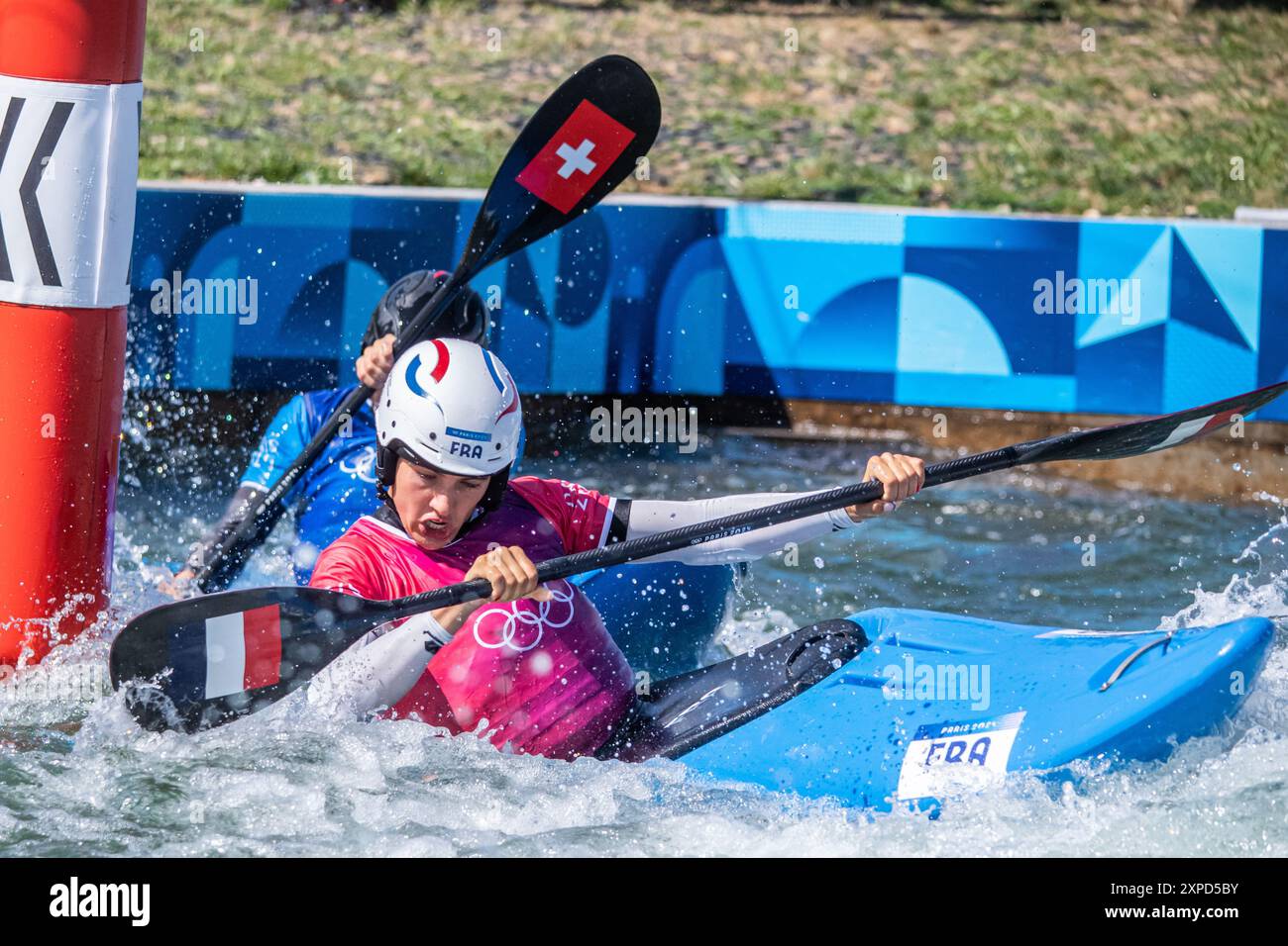 Vaires Sur Marne, Frankreich. August 2024. Angele Hug (FRA), Kanu-Slalom, Halbfinale für Damen-Kajak-Cross während der Olympischen Spiele in Paris 2024 am 5. August 2024 im Nautikstadion Vaires-sur-Marne in Vaires-sur-Marne, Frankreich - Photo Baptiste Autissier/Panorama/DPPI Media Credit: DPPI Media/Alamy Live News Stockfoto