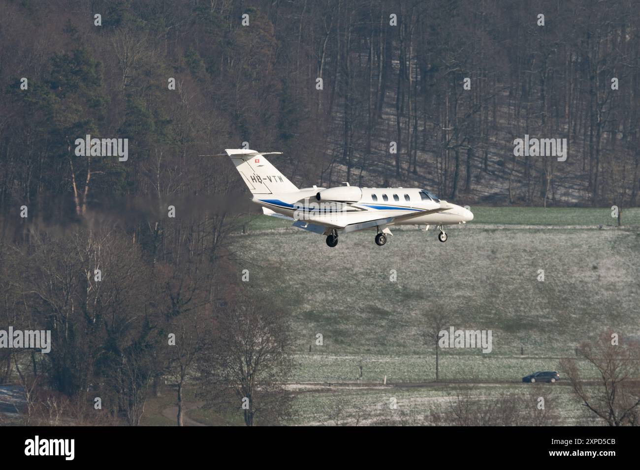 Zürich, Schweiz, 14. Januar 2024 HB-VTW Alpine Flight Service Cessna 525 Citation M2 Flugzeuge auf ihrem Endanflug auf Start- und Landebahn 14 weltweit Stockfoto