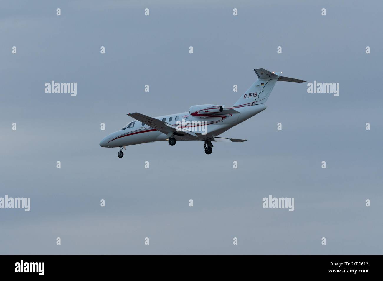 Zürich, Schweiz, 14. Januar 2024 D-IFIS Aeroways Cessna 525A Citation CJ2+ Aircraft auf ihrem letzten Anflug auf Start- und Landebahn 14 während der Weltwirtschaft Stockfoto