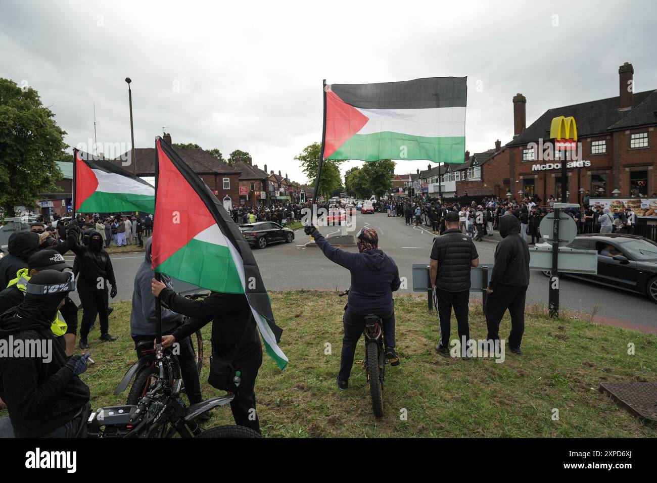 Bordesely Green, Birmingham 5. August 2024 - Hunderte von Menschen kamen heraus, um lokale Geschäfte und eine Moschee (Village Islamic Centre) zu schützen, nachdem Gerüchte über Mitglieder der EDL und andere Demonstranten in die Gegend kamen. Die Geschäfte wurden geschlossen und ein lokales Krankenhaus schickte das Personal nach Hause, da zu erwarten war, dass Gewalt bedroht war. Aufgrund der Reaktion der Komunionen kamen jedoch keine Patrioten an und die friedlichen Proteste setzten sich durch. ENDE - Guthaben: Stop Press Media/Alamy Live News Stockfoto