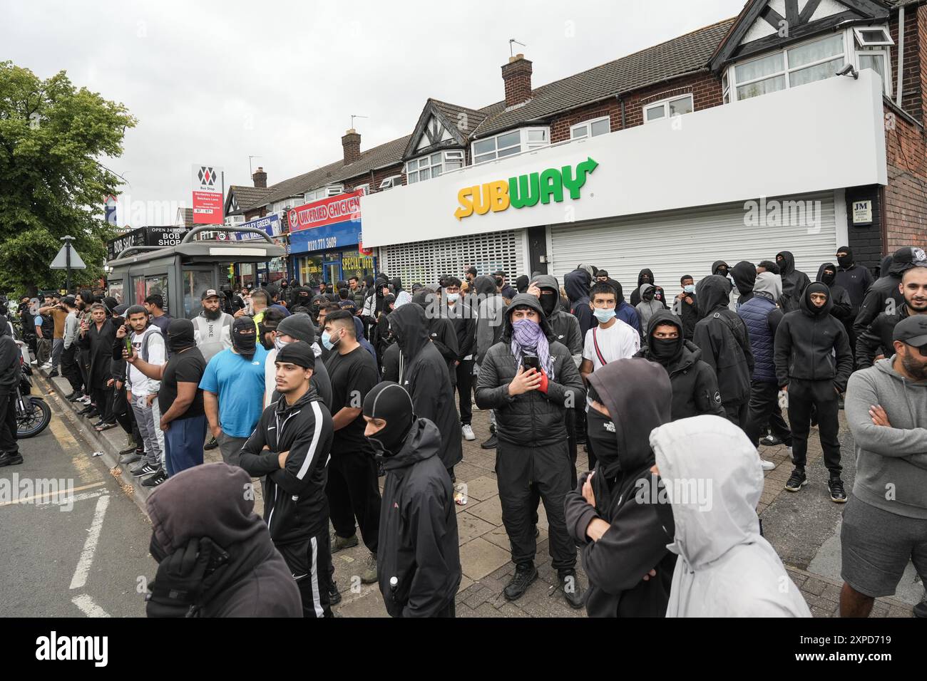 Bordesely Green, Birmingham 5. August 2024 - Hunderte von Menschen kamen heraus, um lokale Geschäfte und eine Moschee (Village Islamic Centre) zu schützen, nachdem Gerüchte über Mitglieder der EDL und andere Demonstranten in die Gegend kamen. Die Geschäfte wurden geschlossen und ein lokales Krankenhaus schickte das Personal nach Hause, da zu erwarten war, dass Gewalt bedroht war. Aufgrund der Reaktion der Komunionen kamen jedoch keine Patrioten an und die friedlichen Proteste setzten sich durch. ENDE - Guthaben: Stop Press Media/Alamy Live News Stockfoto