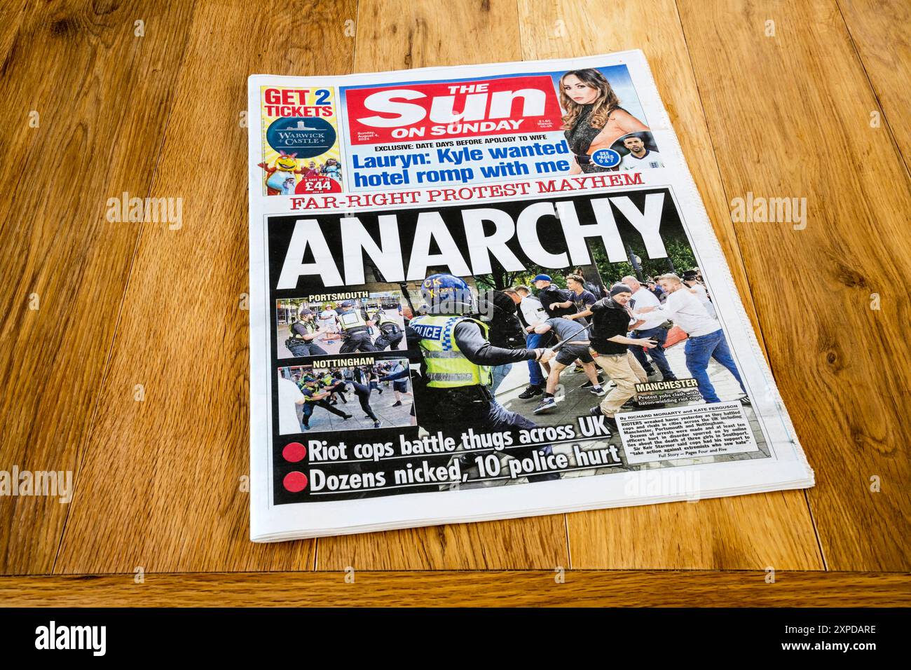 4. August 2024. Titelzeile von Anarchie in der Sonne am Sonntag nach rechtsextremen Unruhen in Großbritannien. Stockfoto