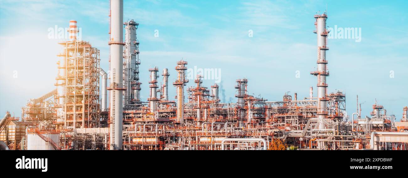 Industriegebiet der Öl- und Gasraffinerie – Pipelines und Öltank Stockfoto